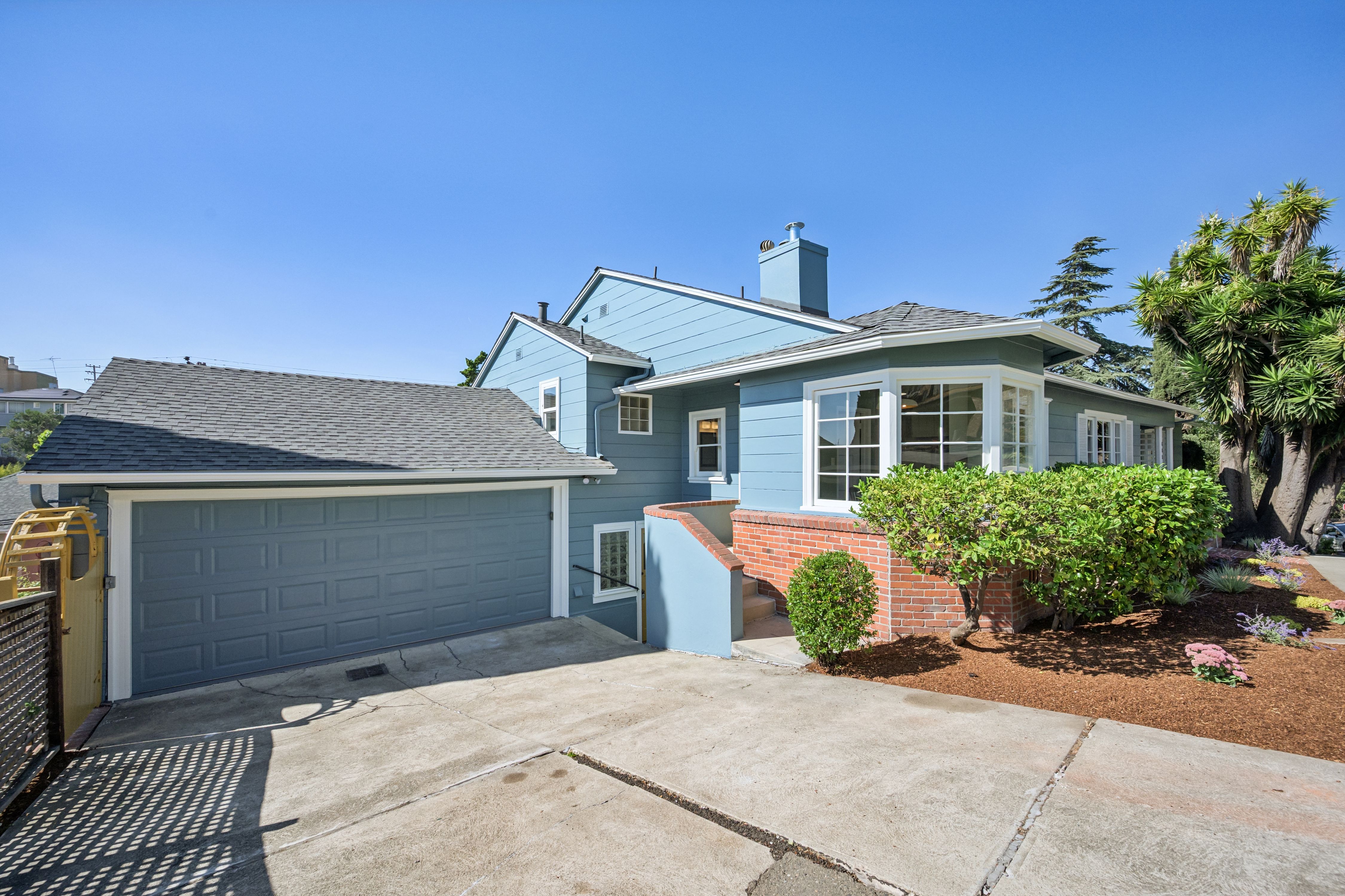 Spacious Corner-Lot Residence Offering Flexible Living Near Lake Merritt - 物件實景