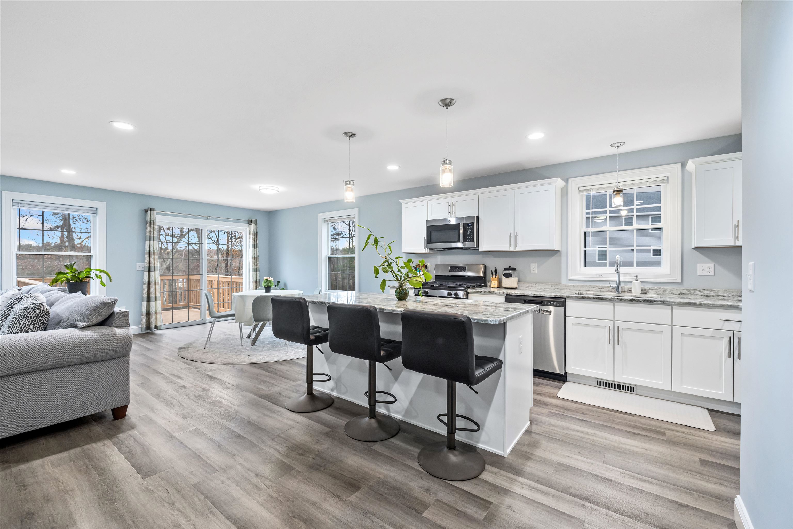 Hudson, New Hampshire, 03051, United States, 3 Bedrooms Bedrooms, ,2 BathroomsBathrooms,Residential,For Sale,1990943