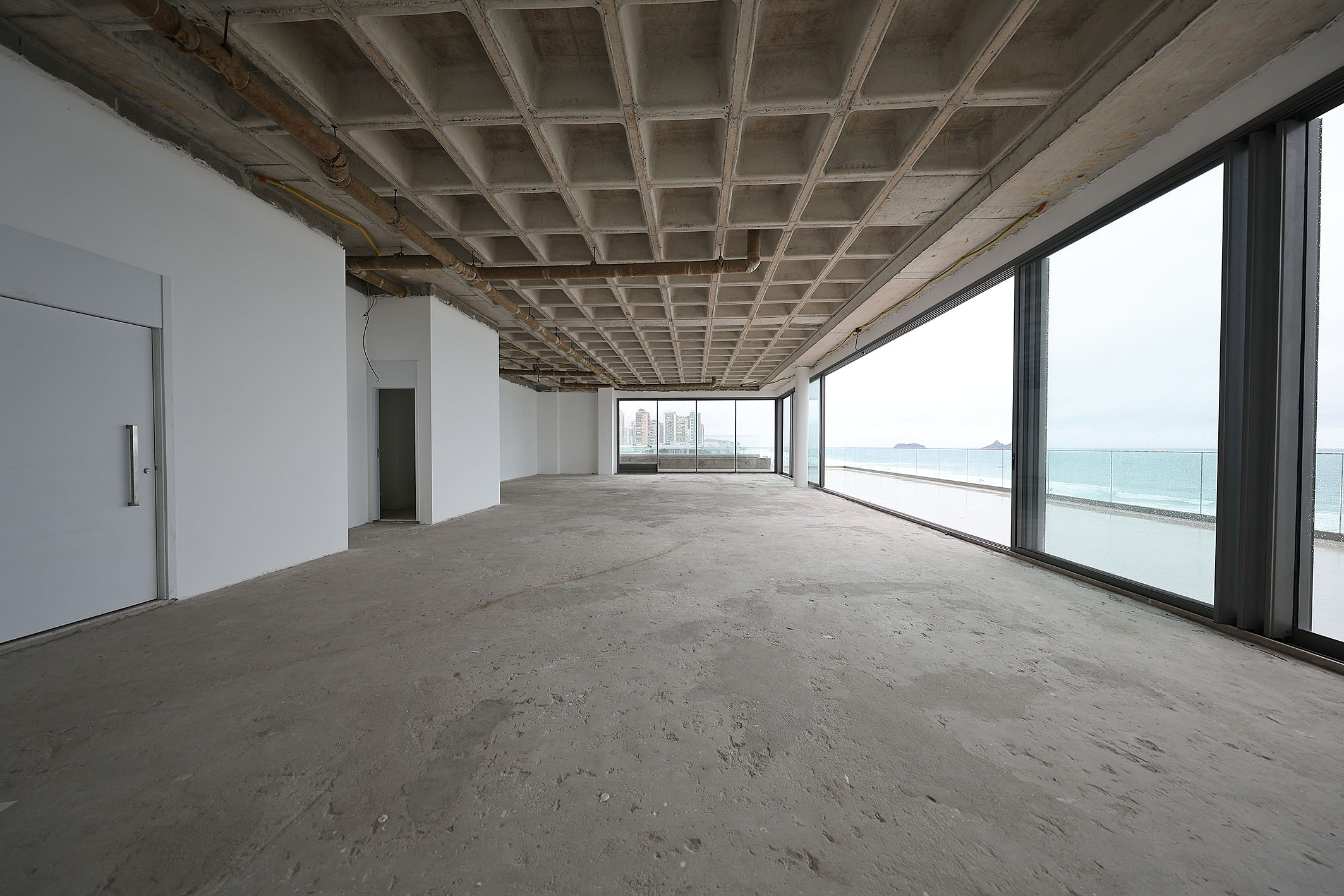  Linear Oceanfront Penthouse with Panoramic Views and Custom Potential - 物件實景
