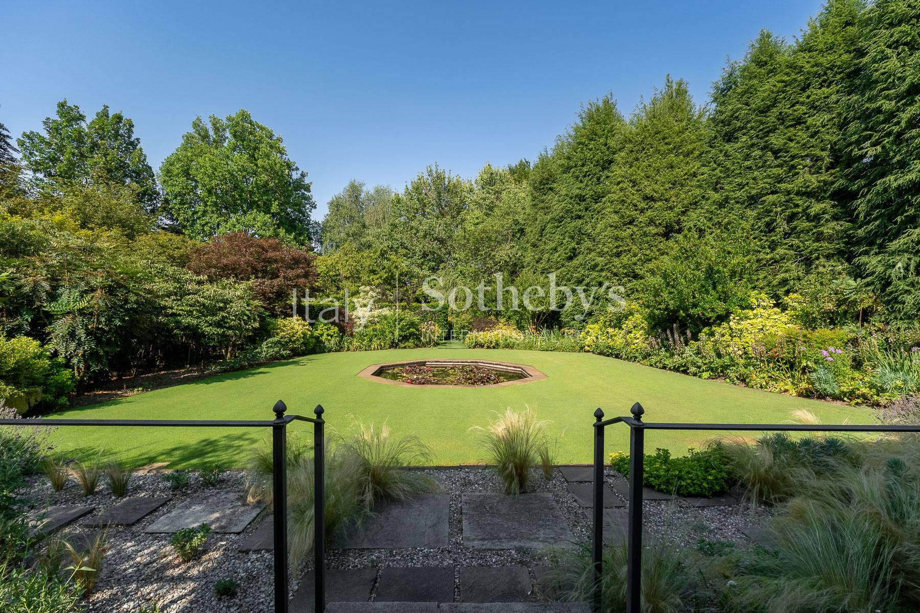  Prestigious residence with a magnificent landscaped garden. - 物件實景