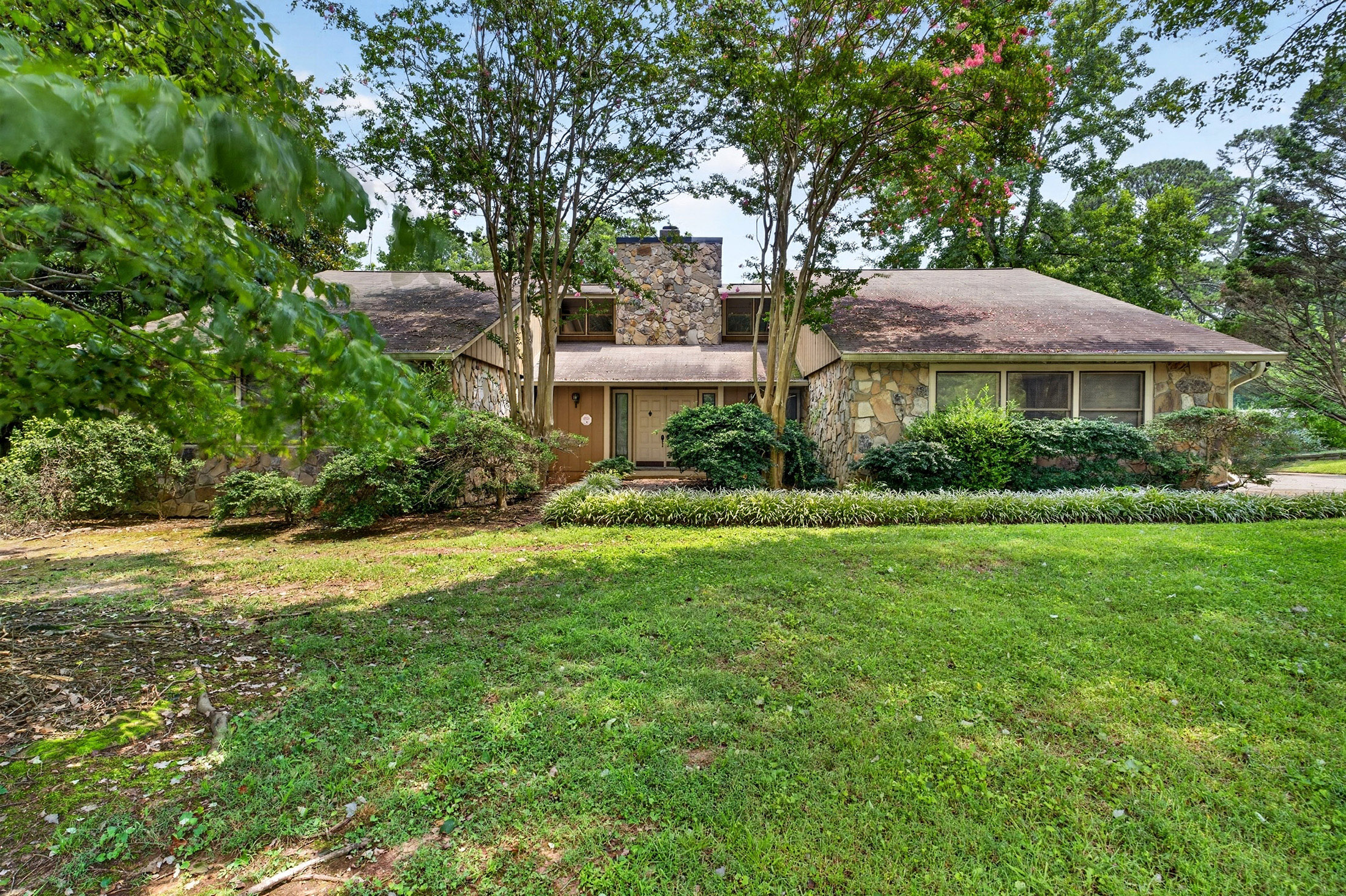  Nestled on Nearly Two Private Acres Overlooking a Picturesque Pond - 物件實景