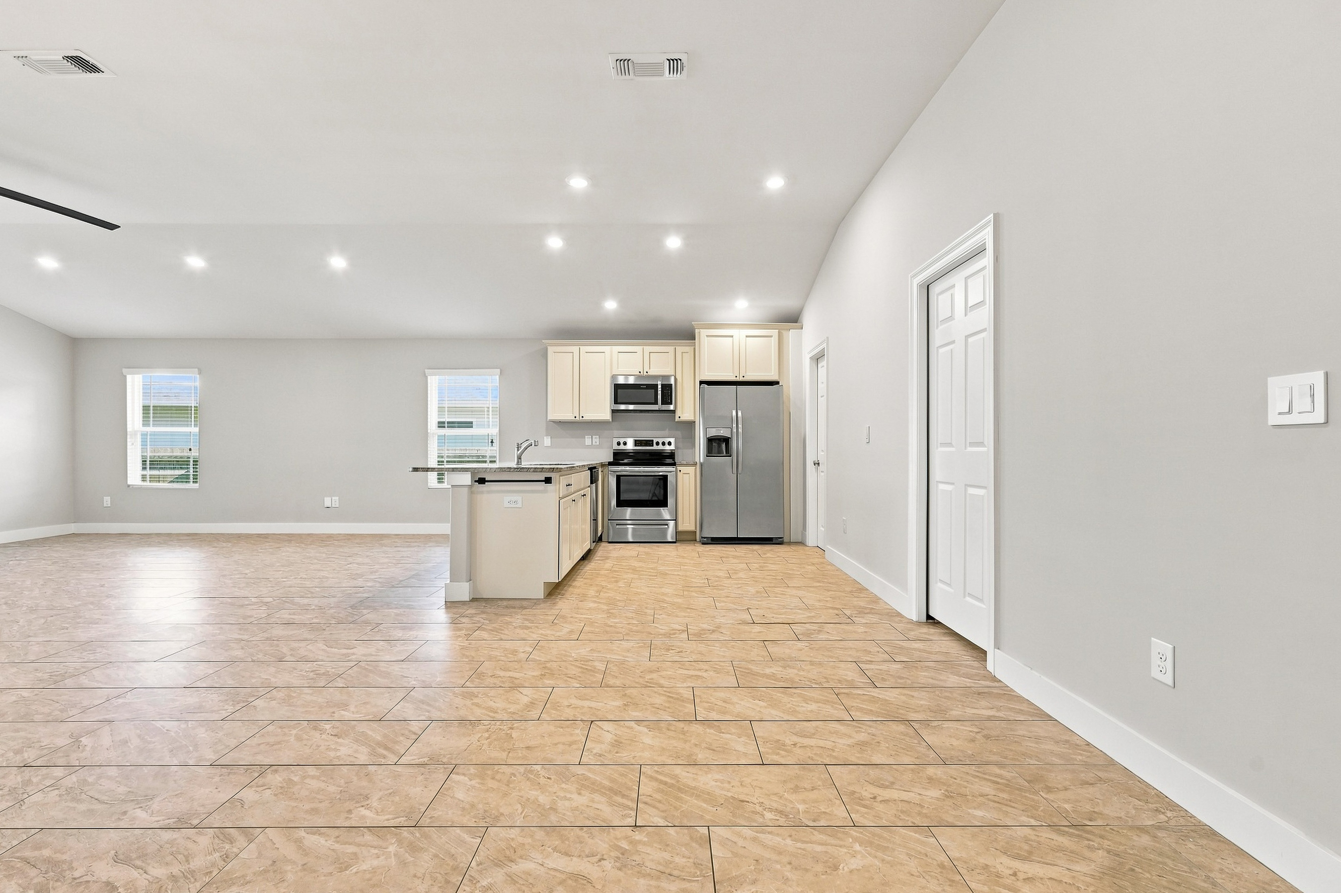  Newer Construction With Rear Yard Near Navarre Beach - 物件實景