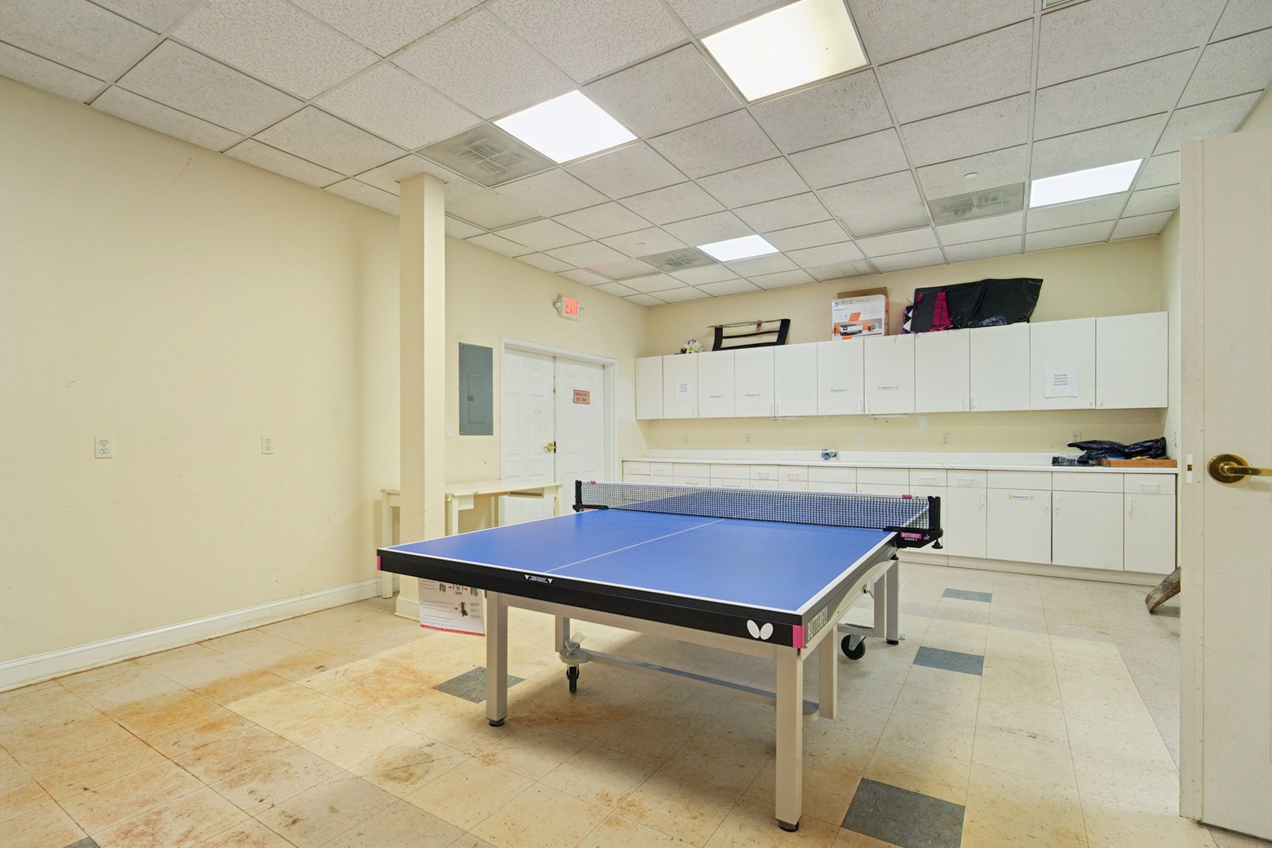  One Floor ?Fox Hills? Corner Unit Offers Many Available Amenities - 物件實景