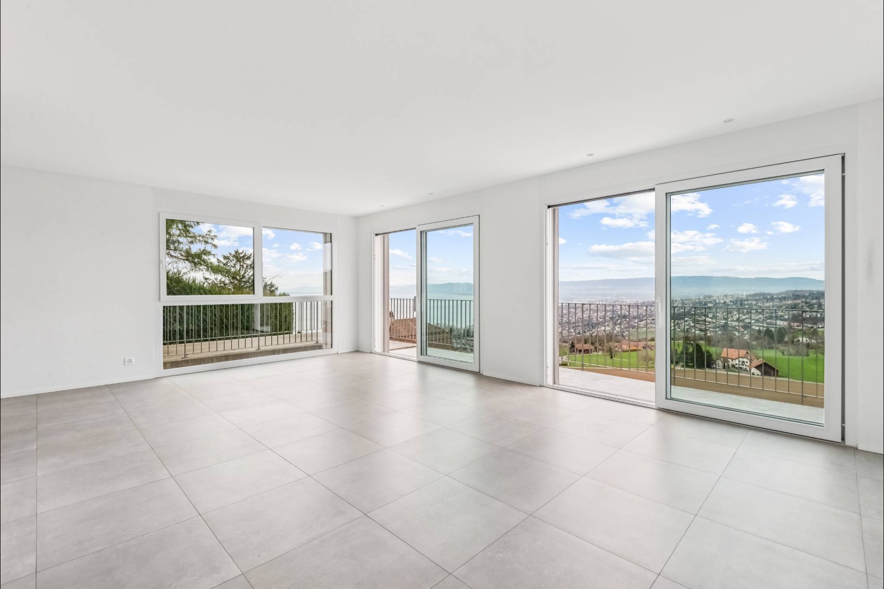  Between lake and vineyards: a modern villa with irresistible charm - 物件實景