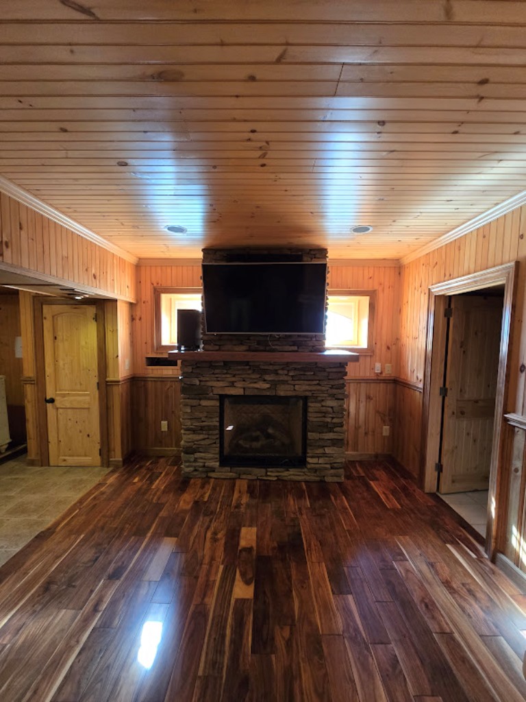 Lansing, North Carolina, 28643, United States, 2 Bedrooms Bedrooms, ,4 BathroomsBathrooms,Residential,For Sale,1914214