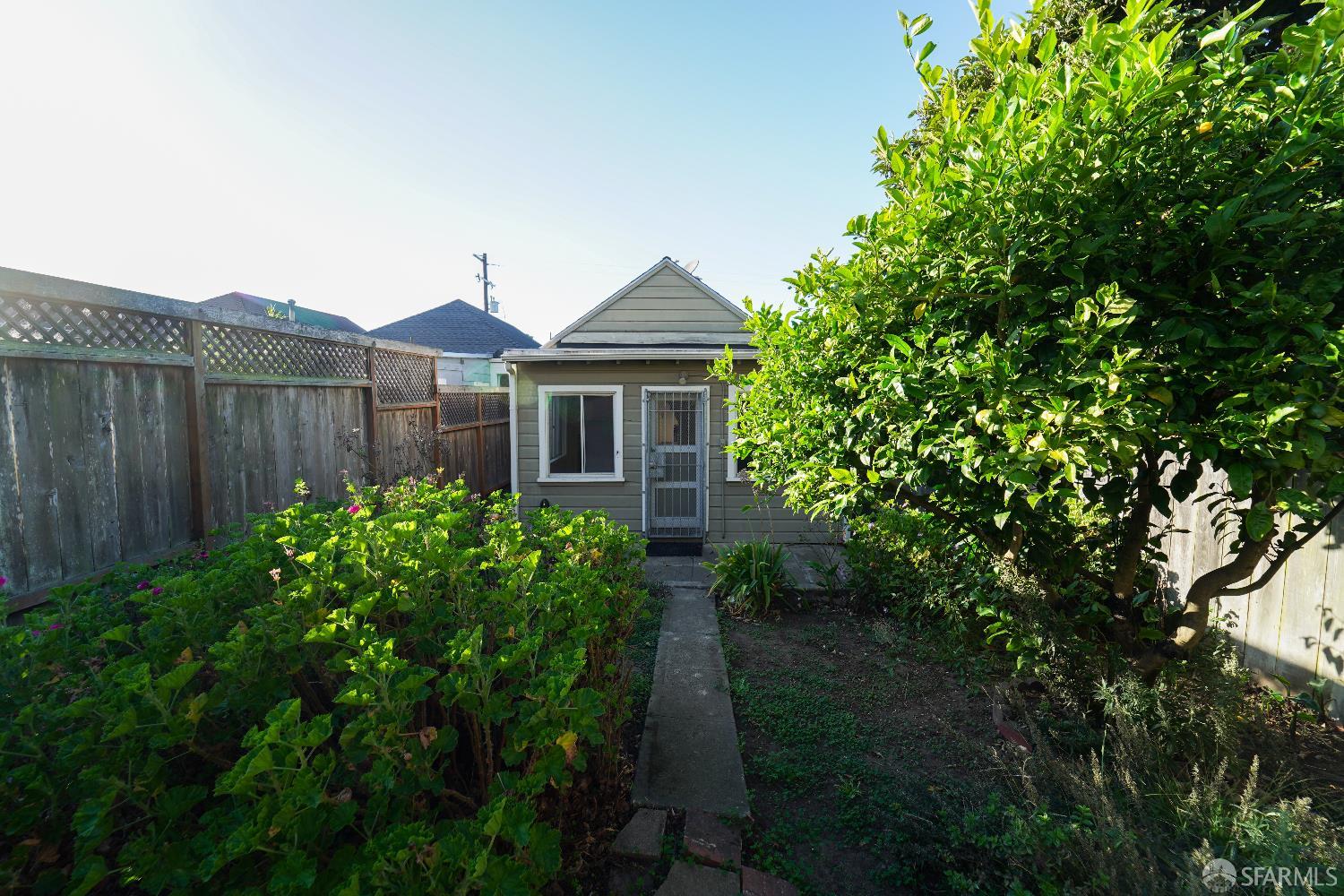 San Francisco, California, 94112, United States, 3 Bedrooms Bedrooms, ,1 BathroomBathrooms,Residential,For Sale,1988228