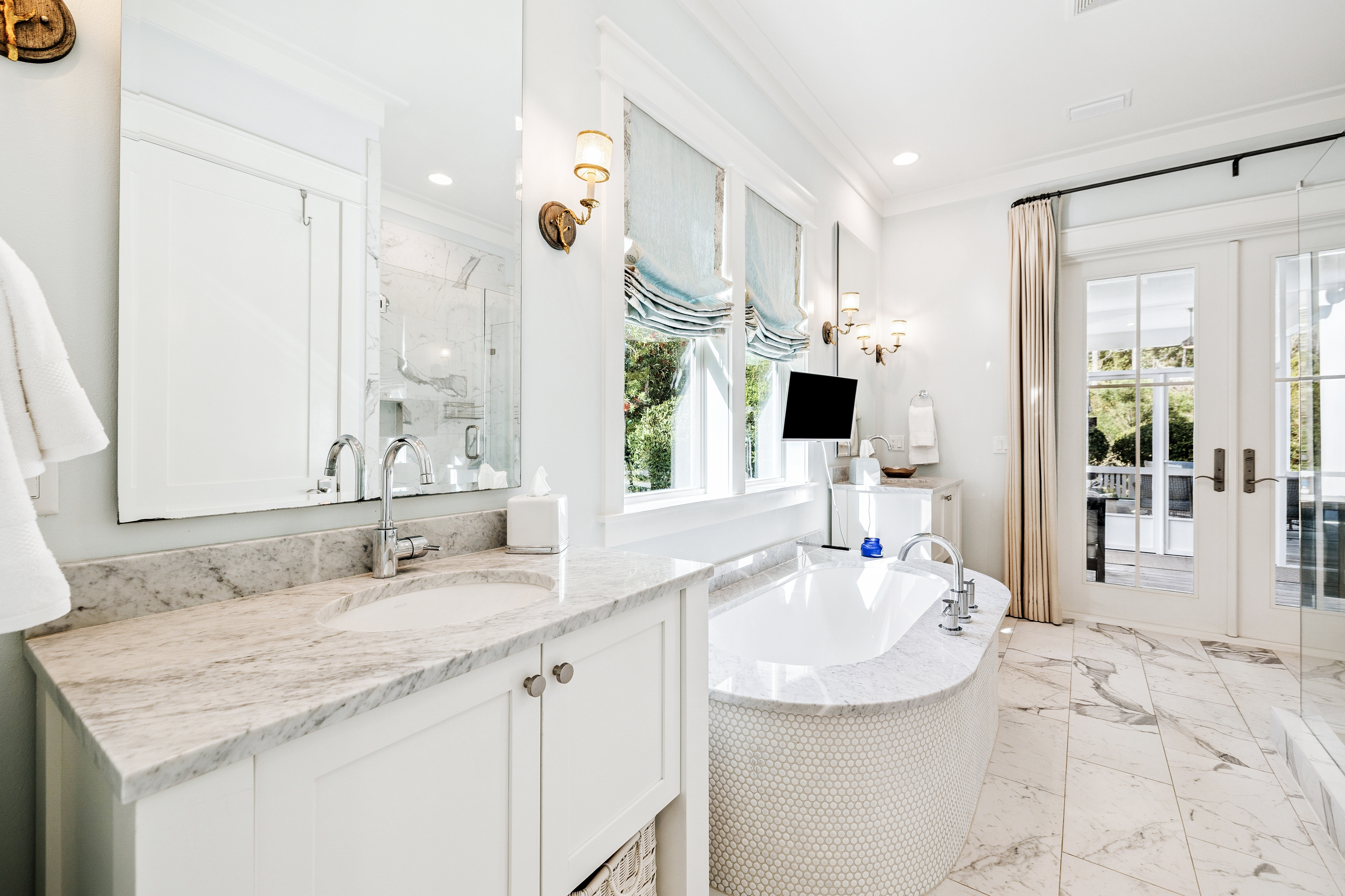  Designer-Furnished Coastal Retreat with Cabana & Outdoor Fireplace - 物件實景