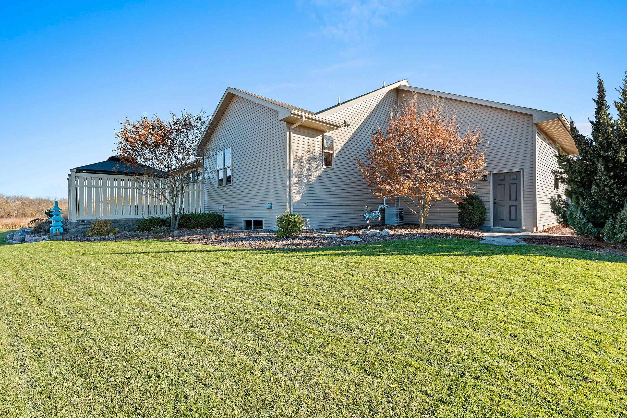 NEENAH, Wisconsin, 54956, United States, 3 Bedrooms Bedrooms, ,3 BathroomsBathrooms,Residential,For Sale,1986561