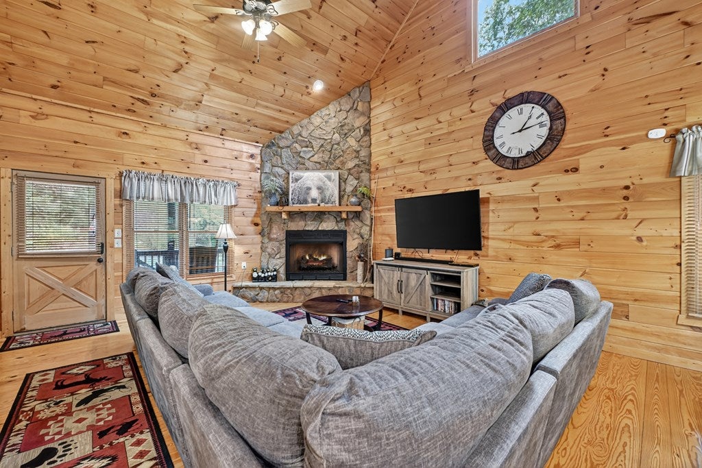 Ellijay, Georgia, 30540, United States, 3 Bedrooms Bedrooms, ,3 BathroomsBathrooms,Residential,For Sale,1916949