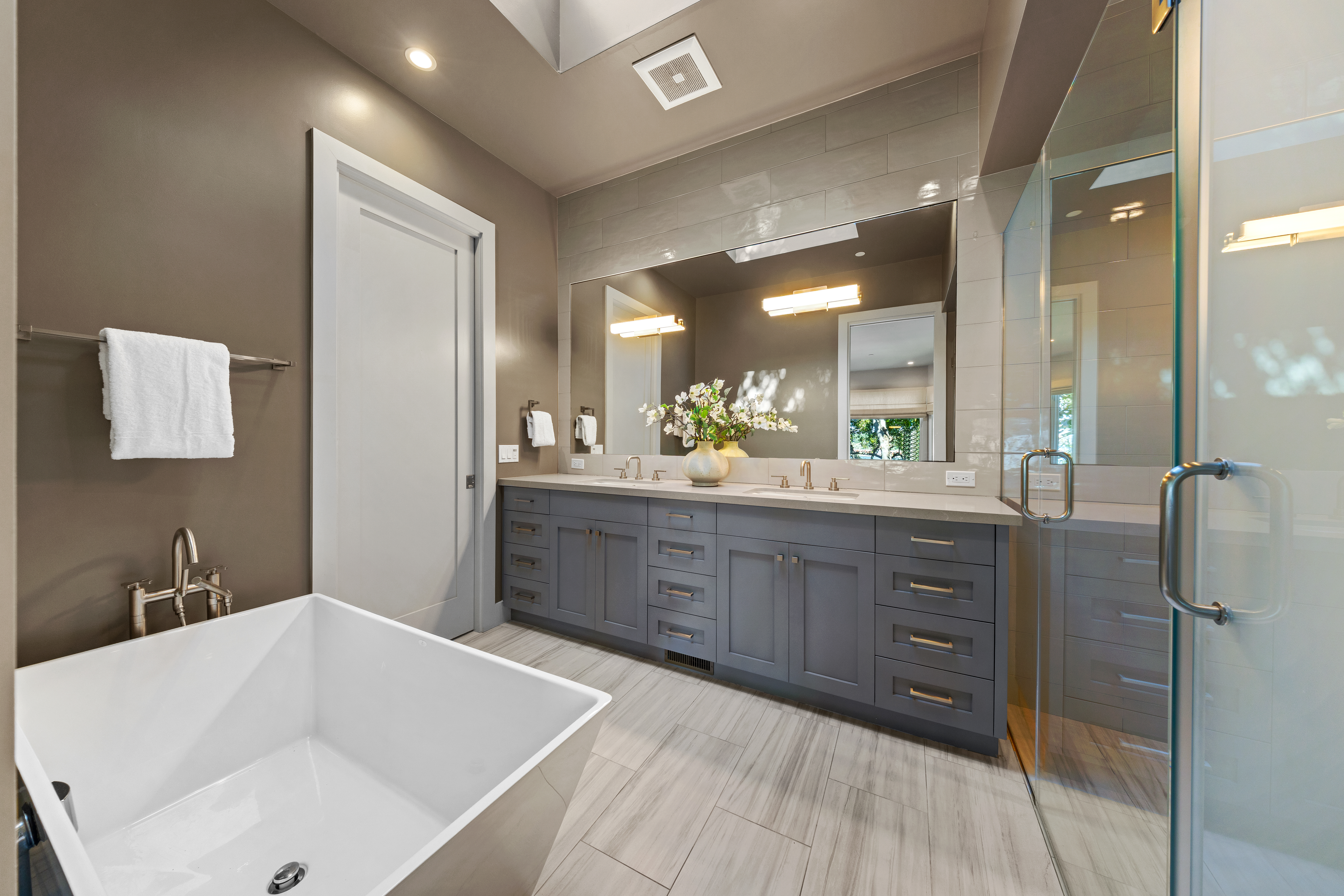  Coastal Living on Coveted Beach Road - 物件實景