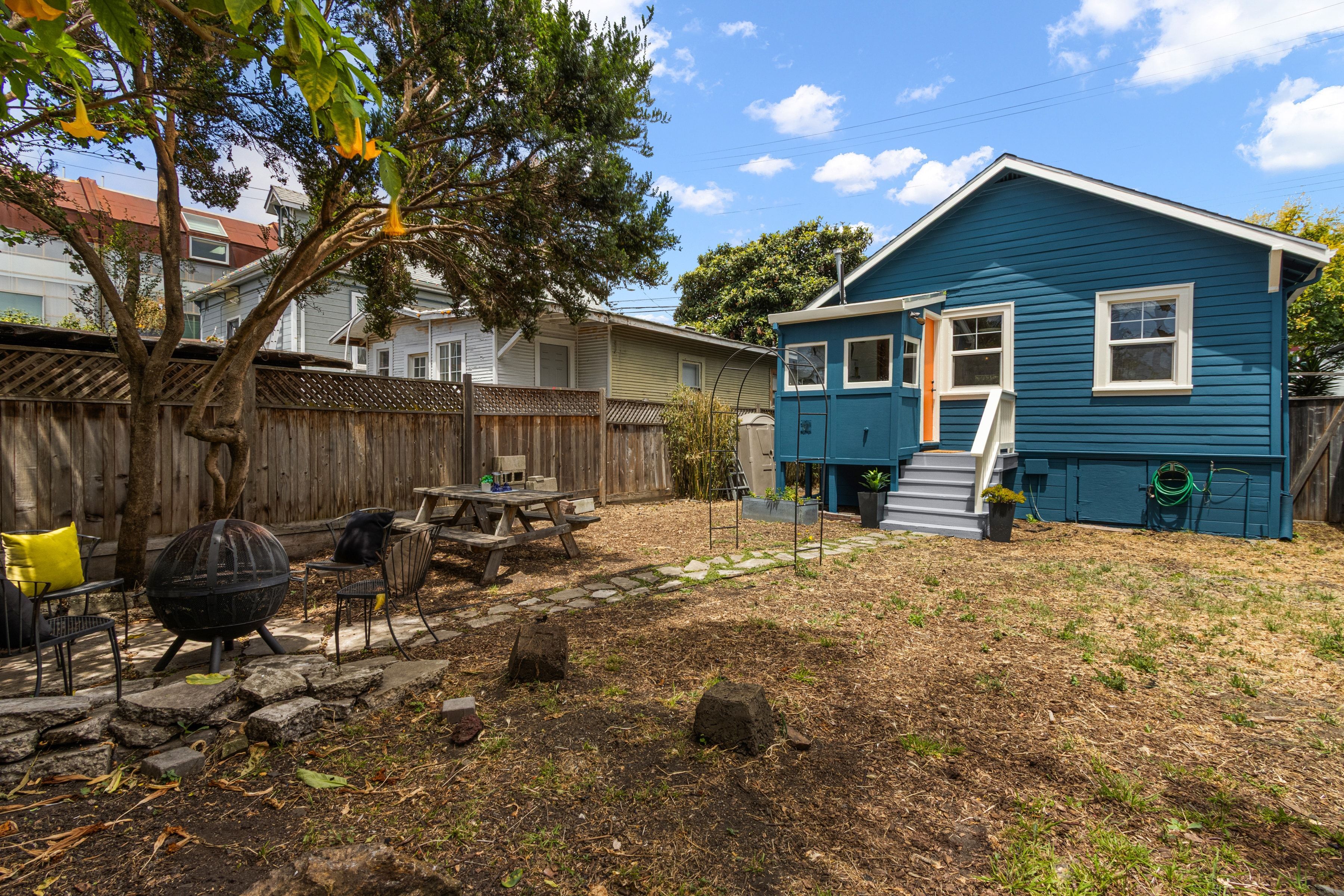  A Storybook North Oakland Cottage Offering Charm, Character, and Potential - 物件實景