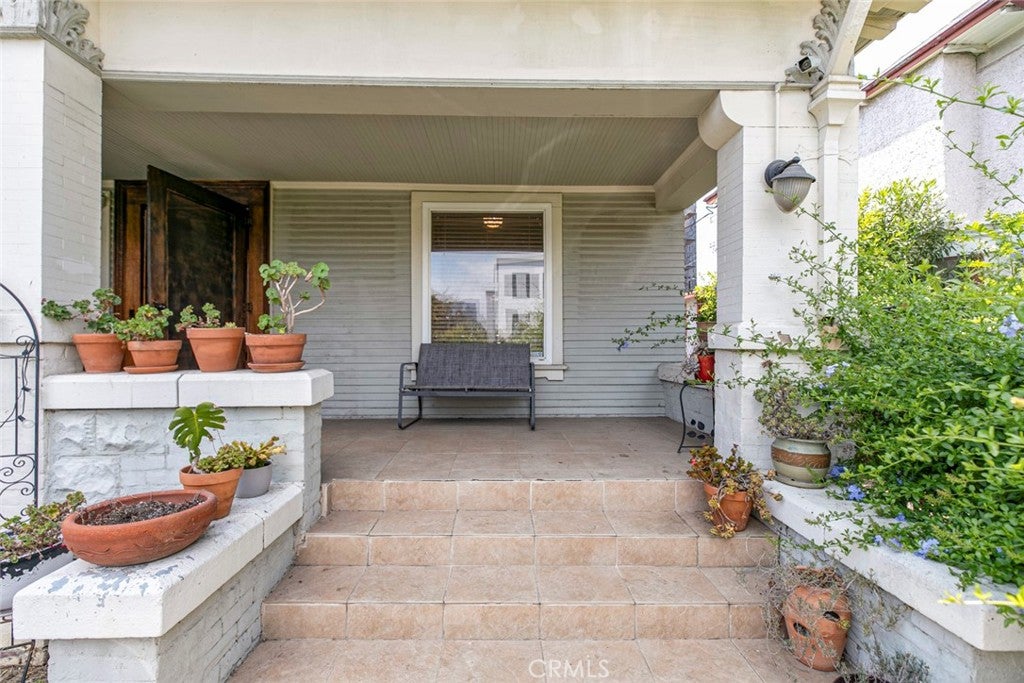 Los Angeles, California, 90006, United States, 5 Bedrooms Bedrooms, ,2 BathroomsBathrooms,Residential,For Sale,1940341