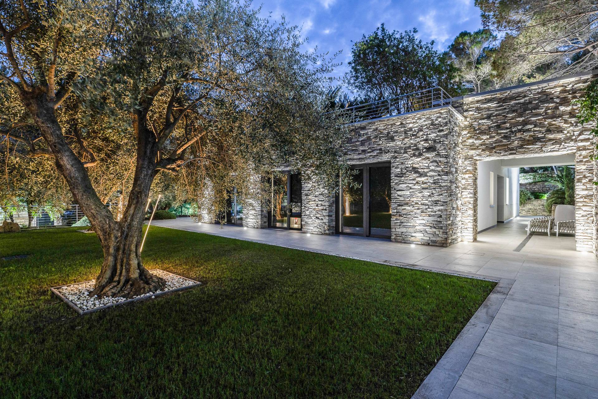 Exclusive villa surrounded by greenery just steps from the sea 