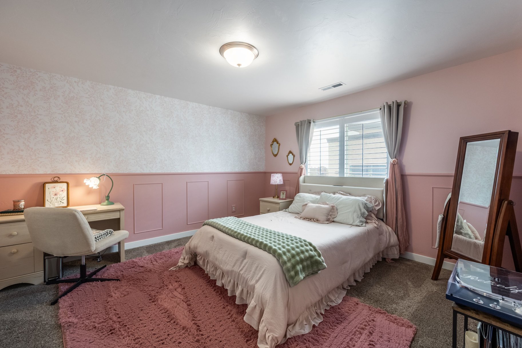  Standout Townhome with Finished Basement & Extras - 物件實景