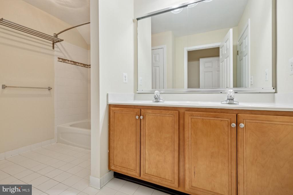 Ashburn, Virginia, 20147, United States, 5 Bedrooms Bedrooms, ,6 BathroomsBathrooms,Residential,For Sale,1839490