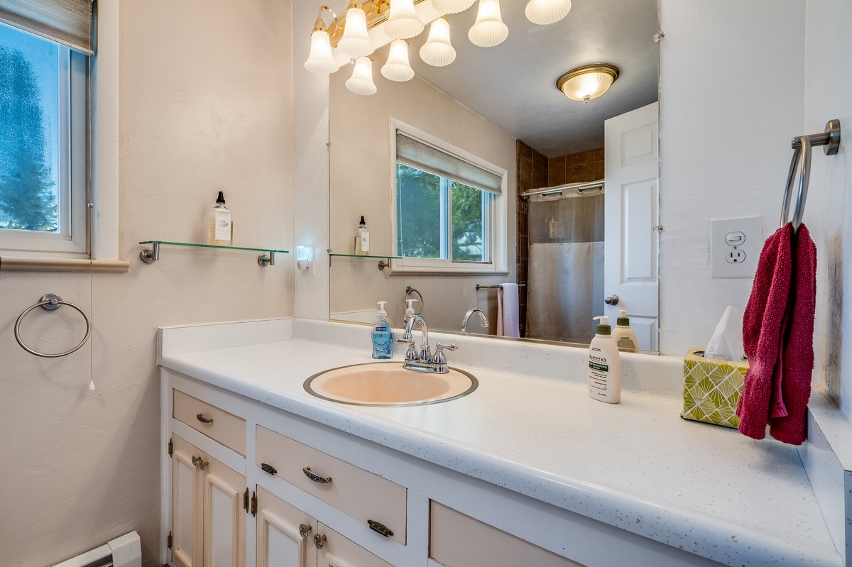 Cheyenne, Wyoming, 82009, United States, 3 Bedrooms Bedrooms, ,2 BathroomsBathrooms,Residential,For Sale,1976817