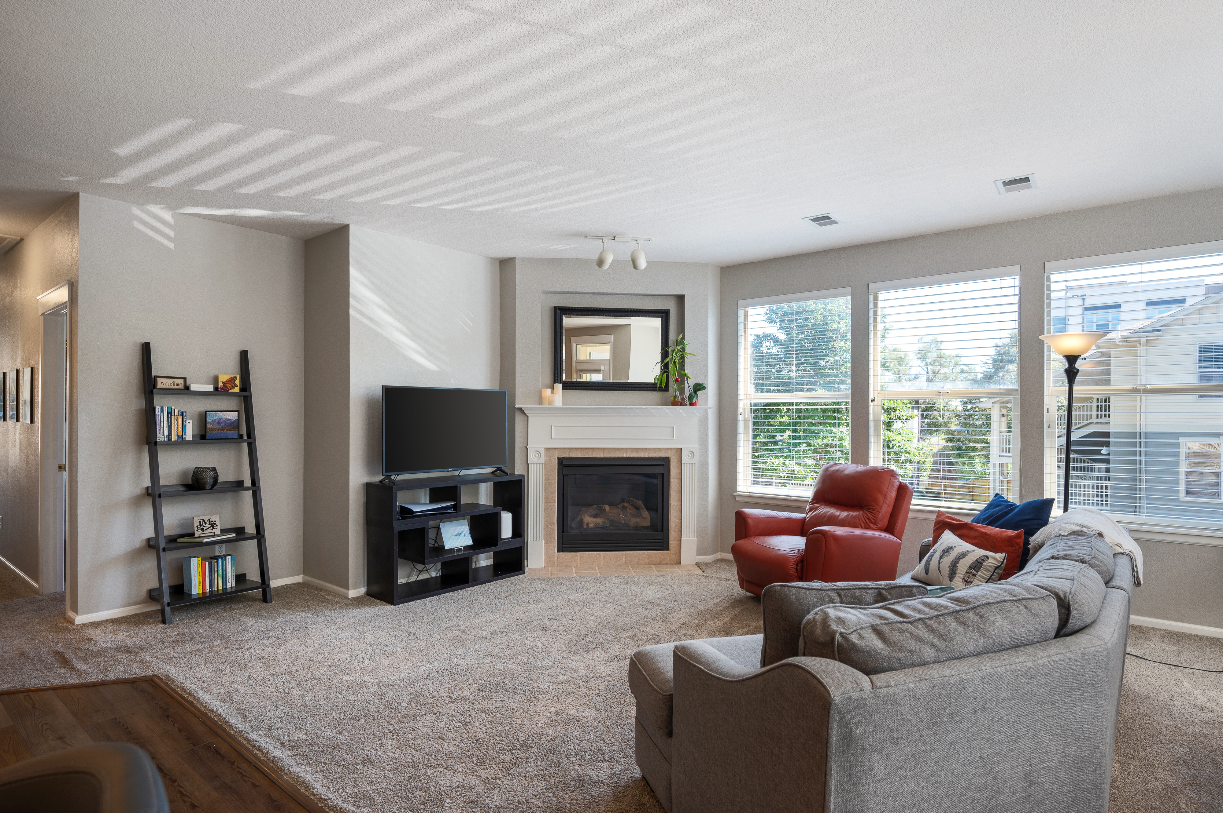  Beautifully Designed 2nd-floor Condo in Sought-after Community of Edgewater Park - 物件實景