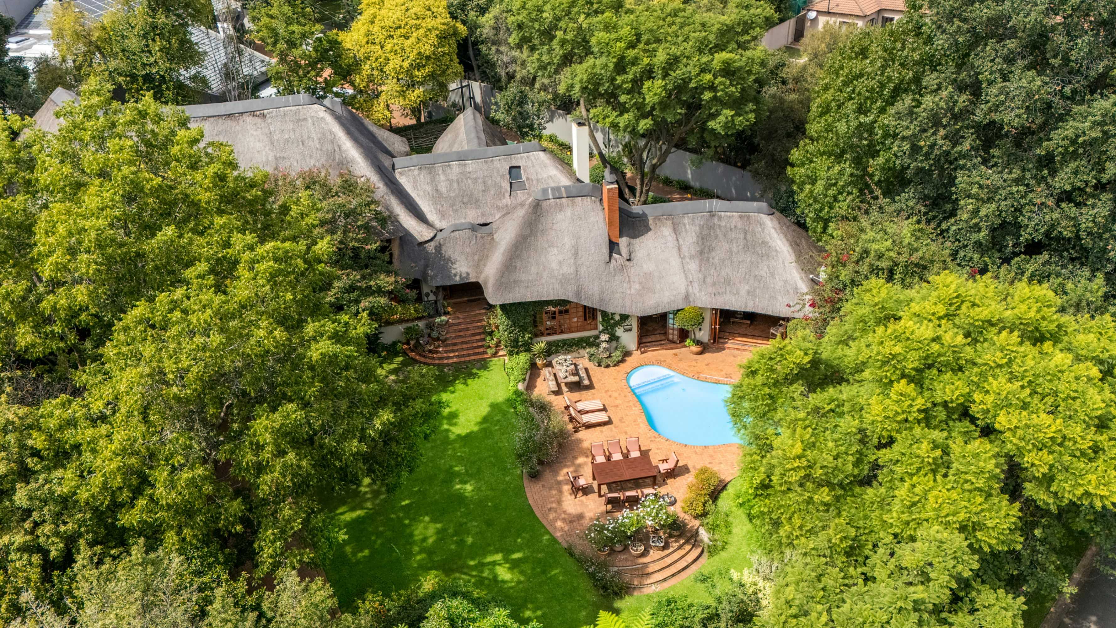  Modern Thatched Family Home For The Executive Buyer - 物件實景