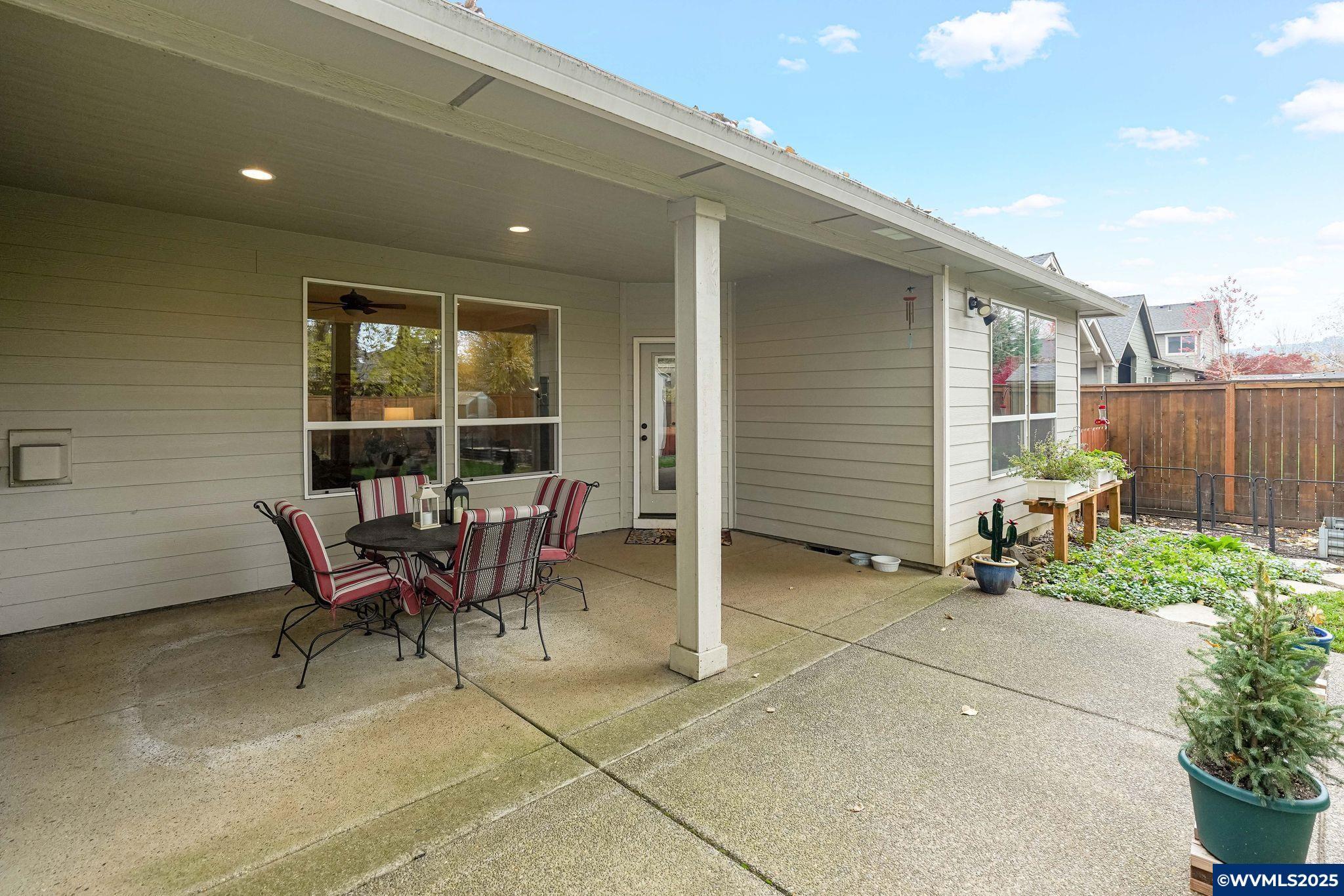 Dallas, Oregon, 97338, United States, 4 Bedrooms Bedrooms, ,2 BathroomsBathrooms,Residential,For Sale,1991904