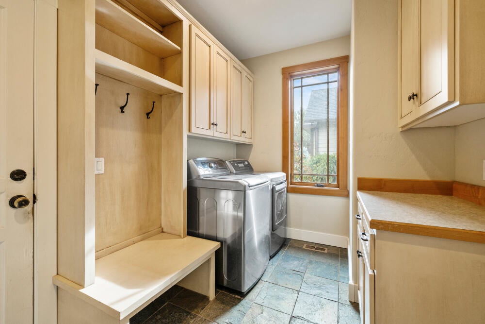 Klamath Falls, Oregon, 97601, United States, 4 Bedrooms Bedrooms, ,3 BathroomsBathrooms,Residential,For Sale,1987766