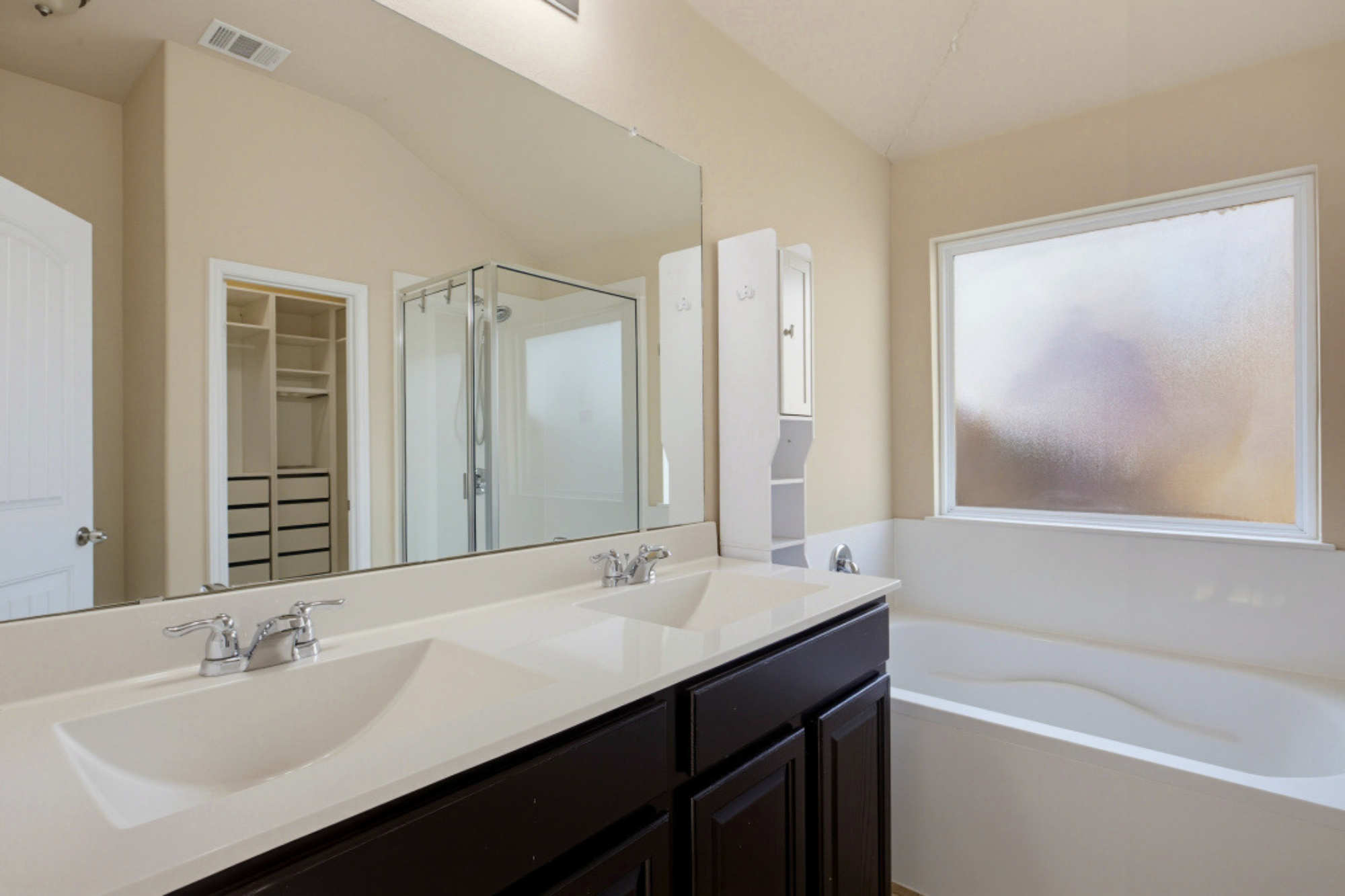  Move-In Ready & Meticulously Maintained in Fort Dessau - 物件實景