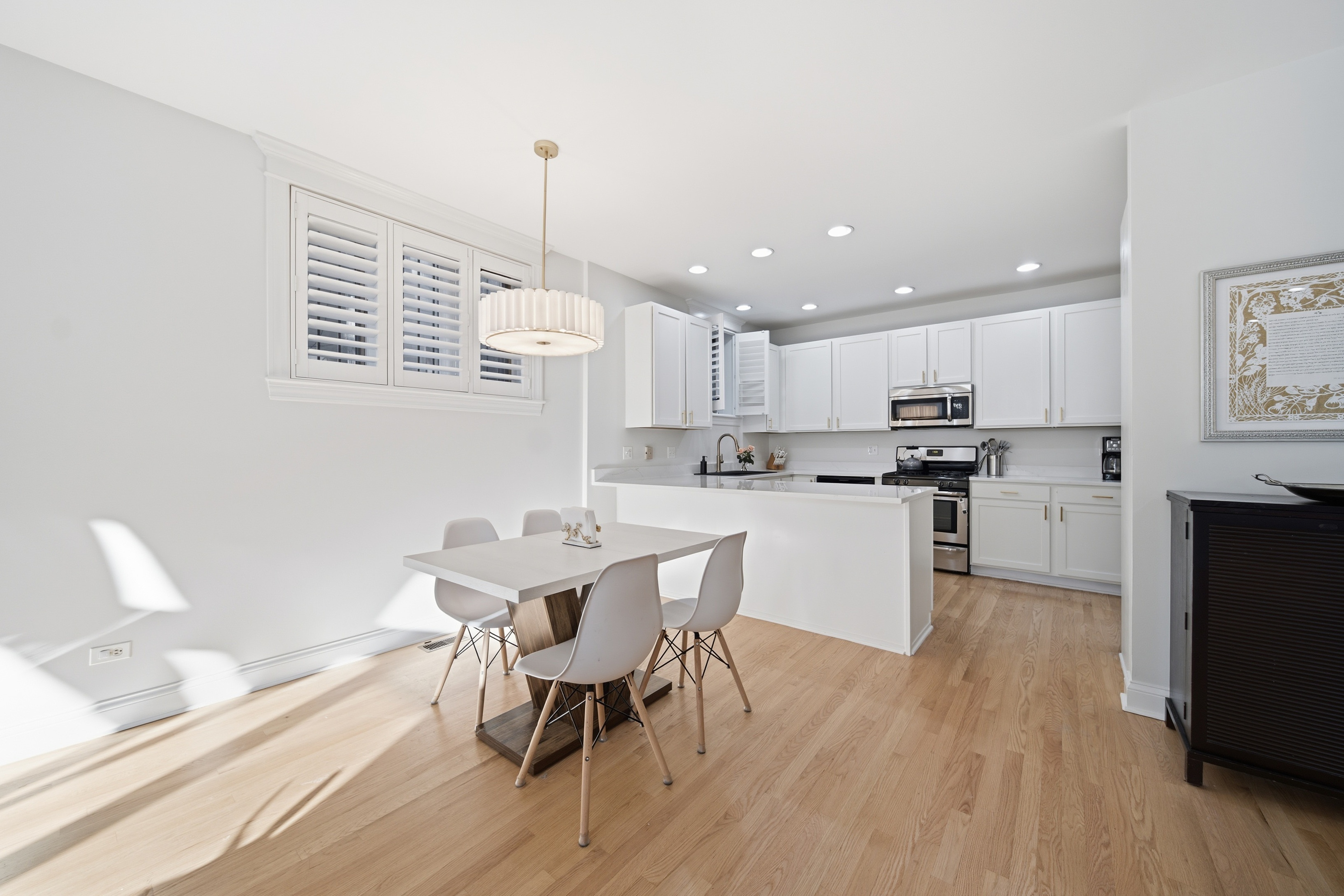  Condo Set on a Beautiful Tree-lined, One-way Street in the Heart of Lakeview - 物件實景