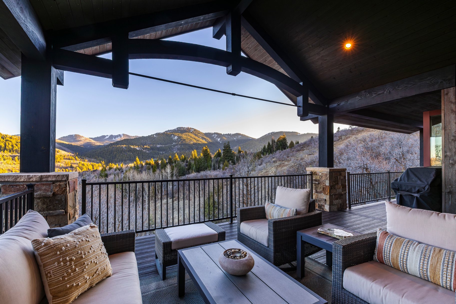  Views, Privacy and Main Level Living in a Gated Community - 物件實景