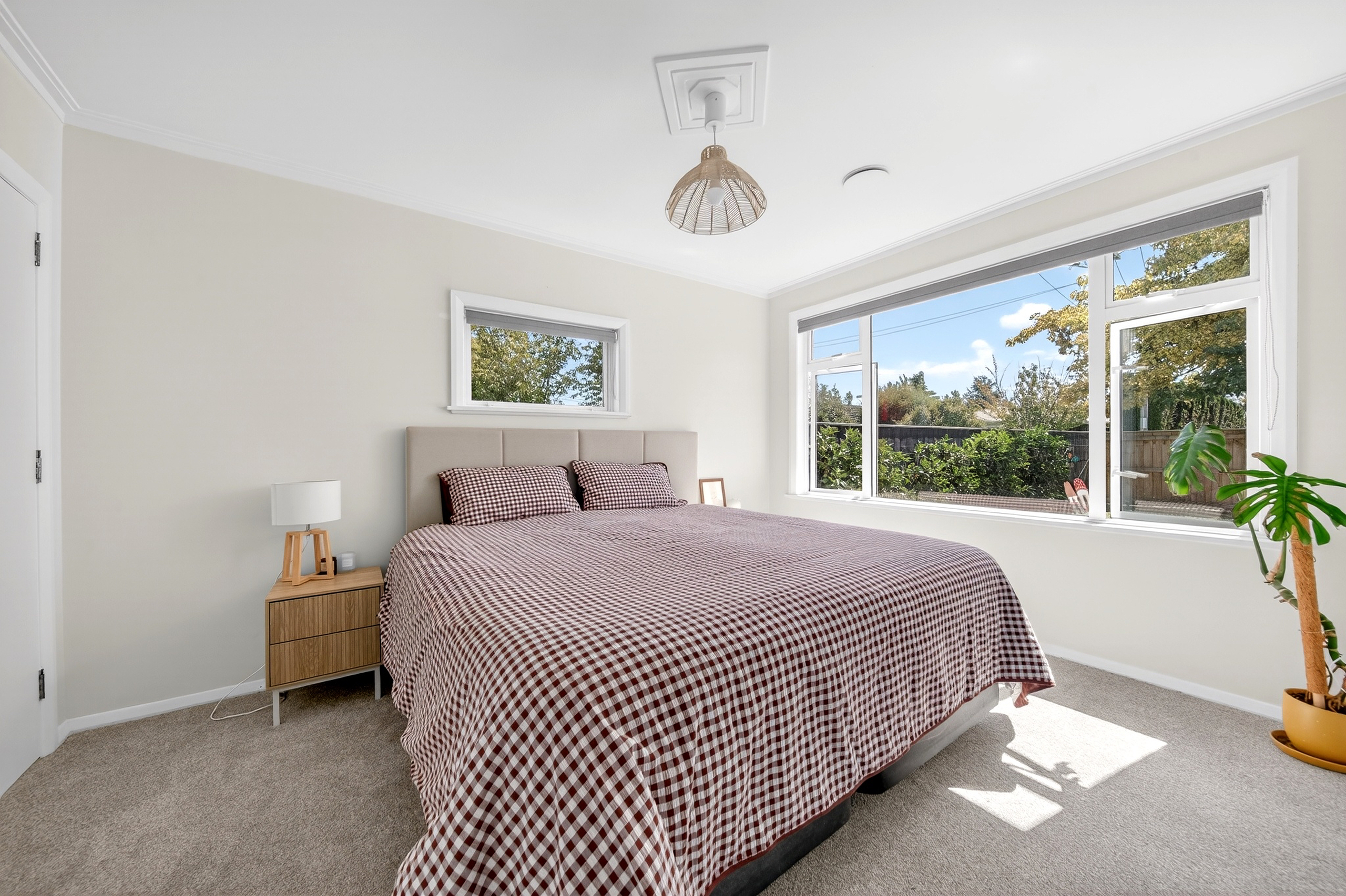  Family Living with Poolside Entertaining - 物件實景