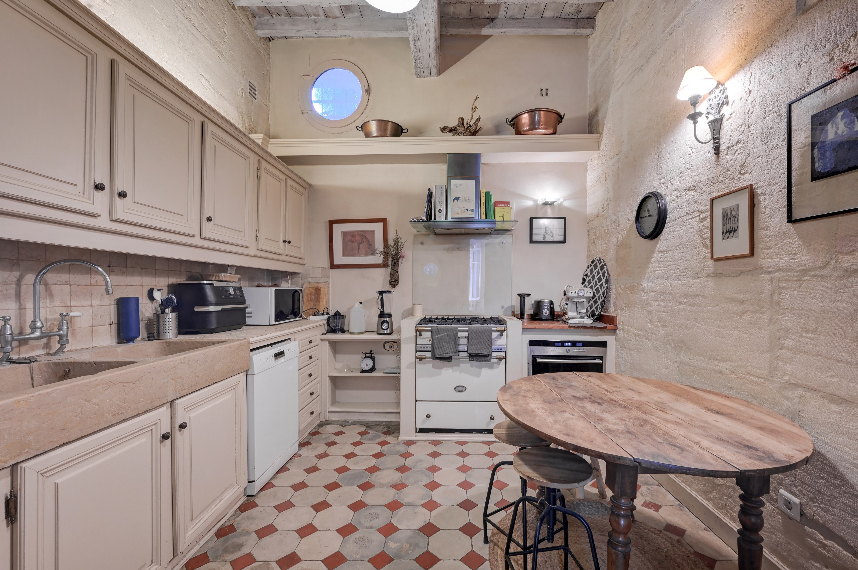  Characterful period house within walking distance of the center of Fontvieille. - 物件實景