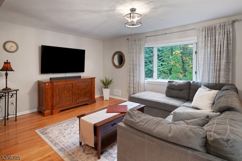 Mountain Lakes Boro, New Jersey, 07046, United States, 3 Bedrooms Bedrooms, ,2 BathroomsBathrooms,Residential,For Sale,1991088