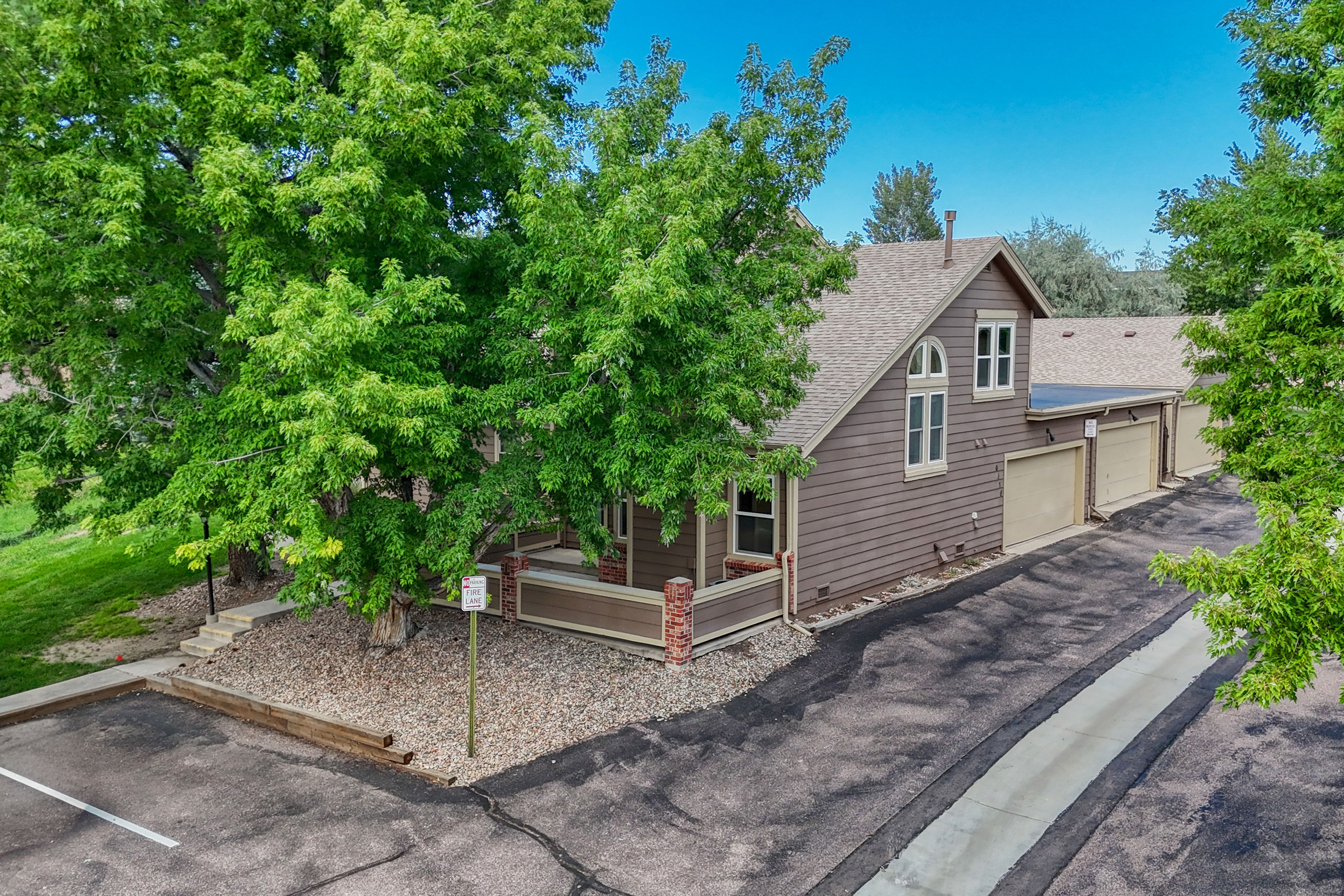  Rockrimmon Townhome with Trail Access & Private Patio - 物件實景