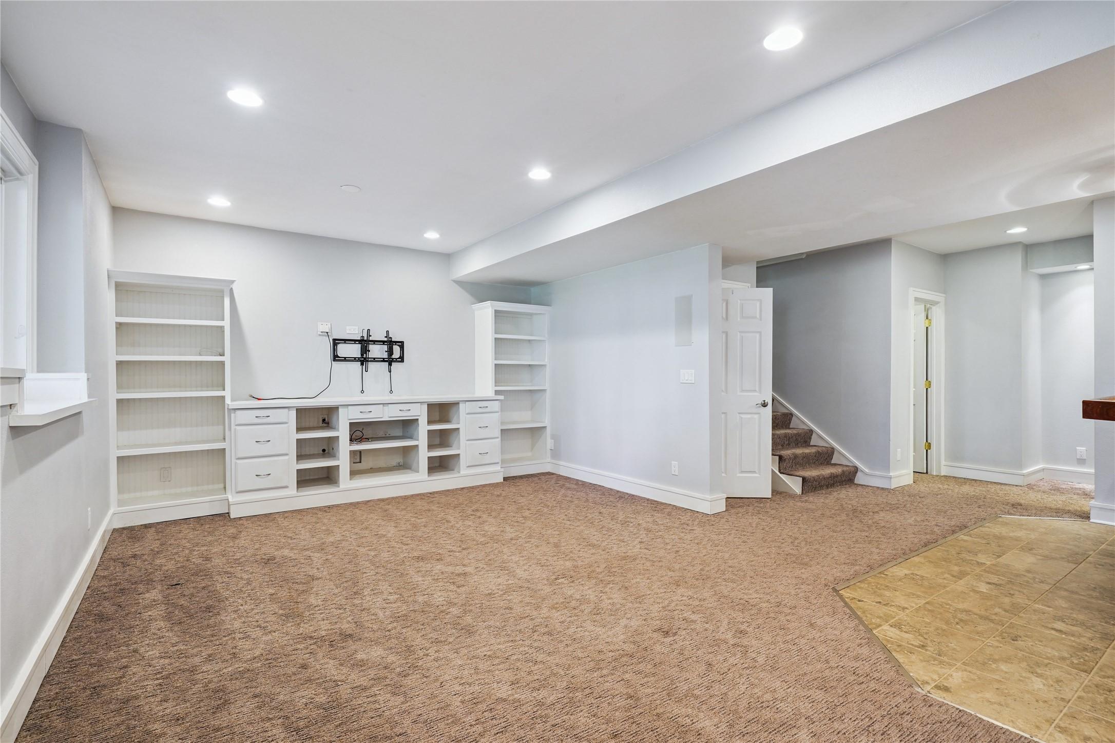 Urbandale, Iowa, 50323, United States, 5 Bedrooms Bedrooms, ,5 BathroomsBathrooms,Residential,For Sale,1978206