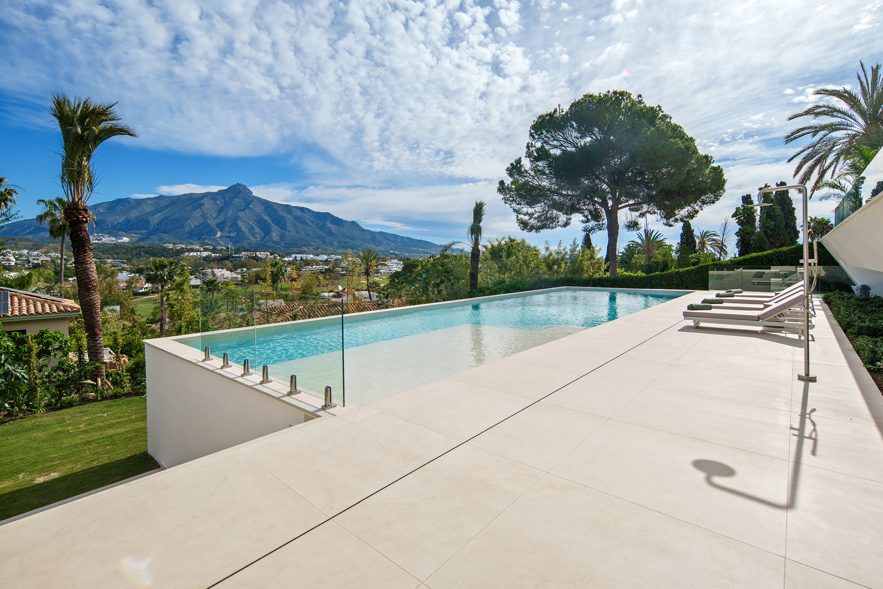  Stunning Contemporary Villa in The Golf Valley - 物件實景