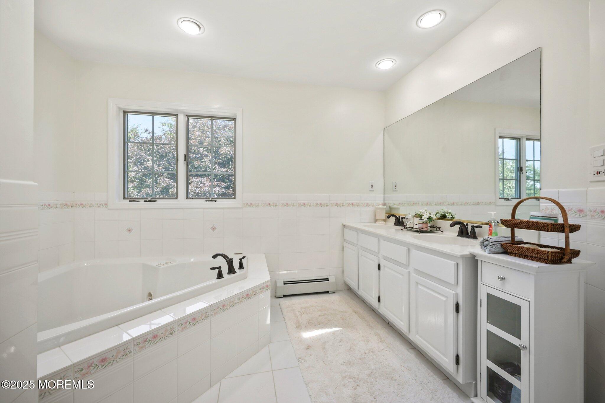 Manalapan, New Jersey, 07726, United States, 5 Bedrooms Bedrooms, ,7 BathroomsBathrooms,Residential,For Sale,1979083