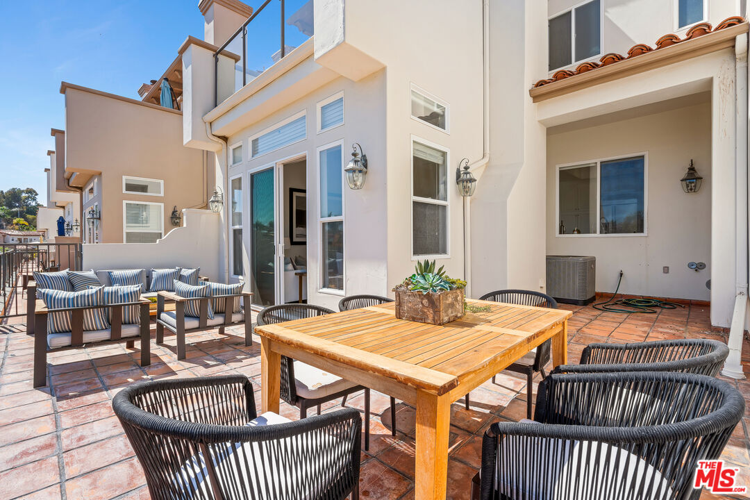Malibu, California, 90265, United States, 2 Bedrooms Bedrooms, ,3 BathroomsBathrooms,Residential,For Sale,1902662
