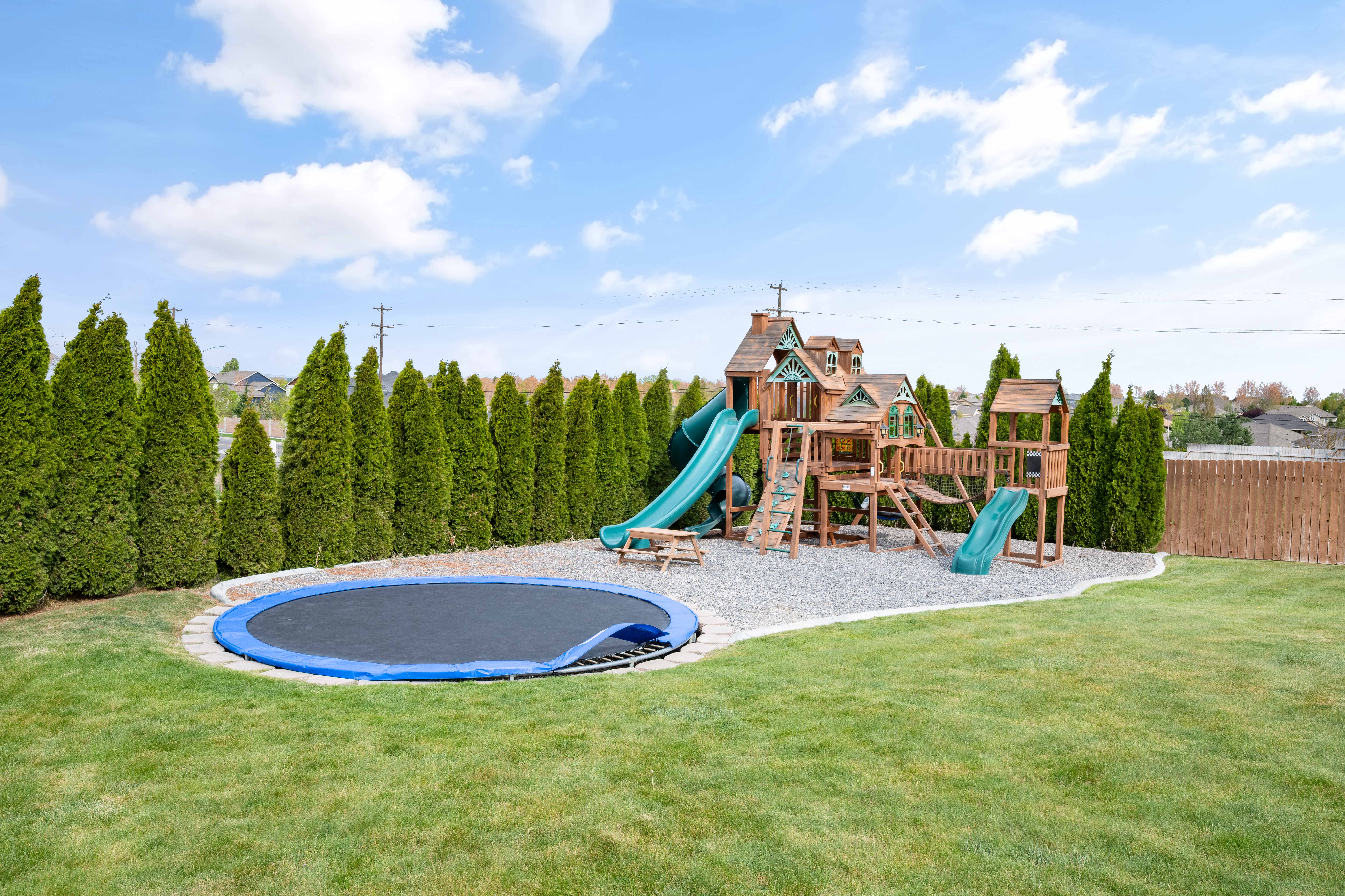  Custom Built on 1 Acre - 物件實景