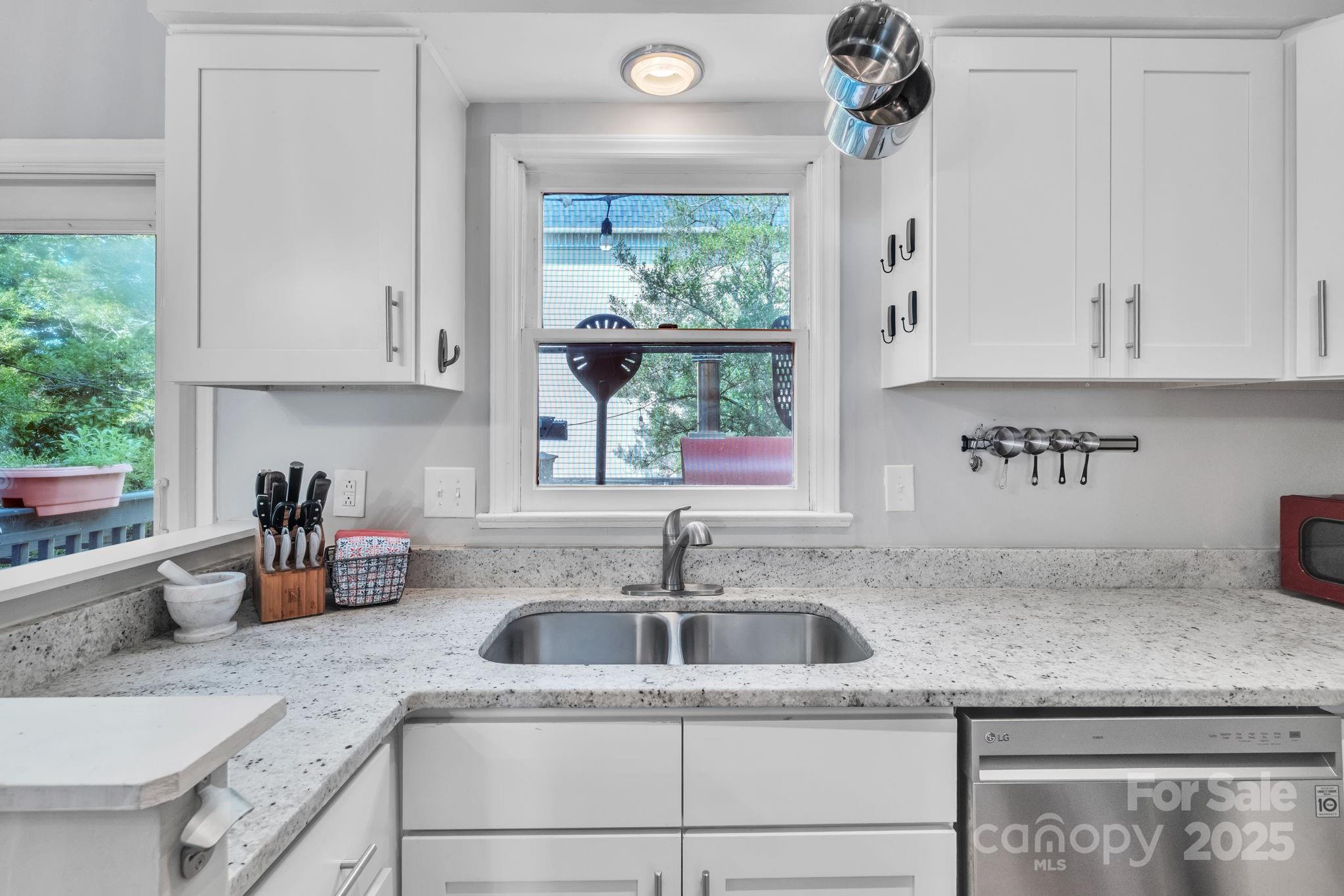 Charlotte, North Carolina, 28202, United States, 3 Bedrooms Bedrooms, ,3 BathroomsBathrooms,Residential,For Sale,1939897