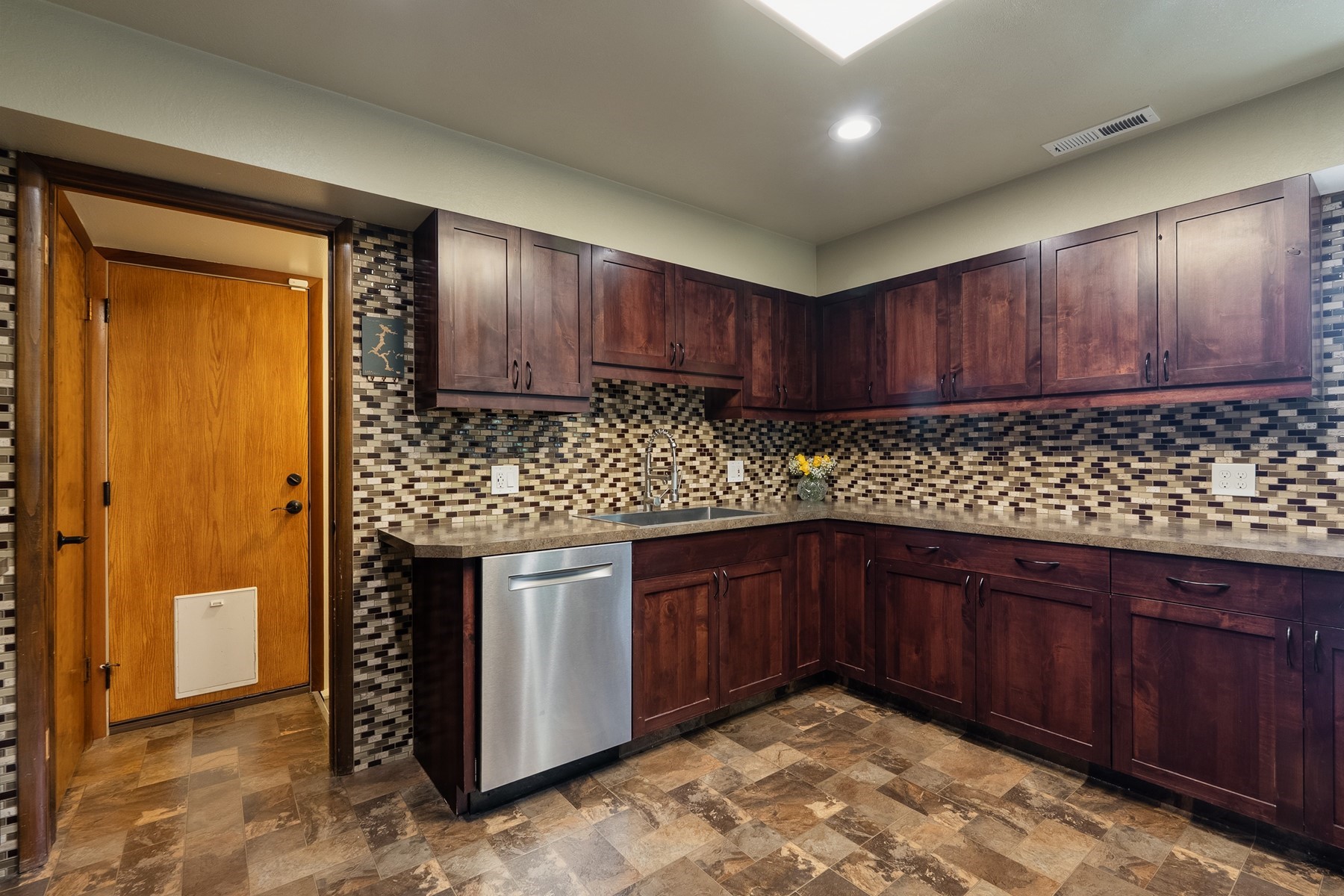  1023 N Crestline Dr - 物件實景