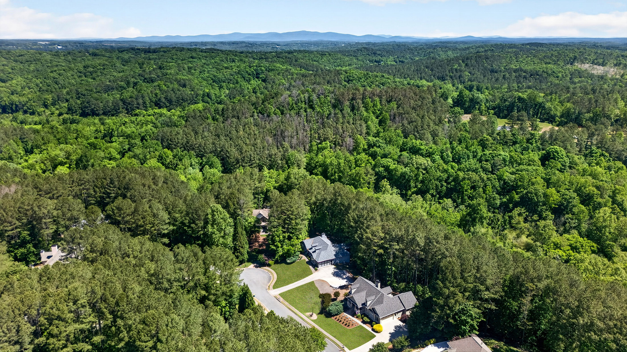  Located in the Highly Sought-After Governors Preserve Community - 物件實景
