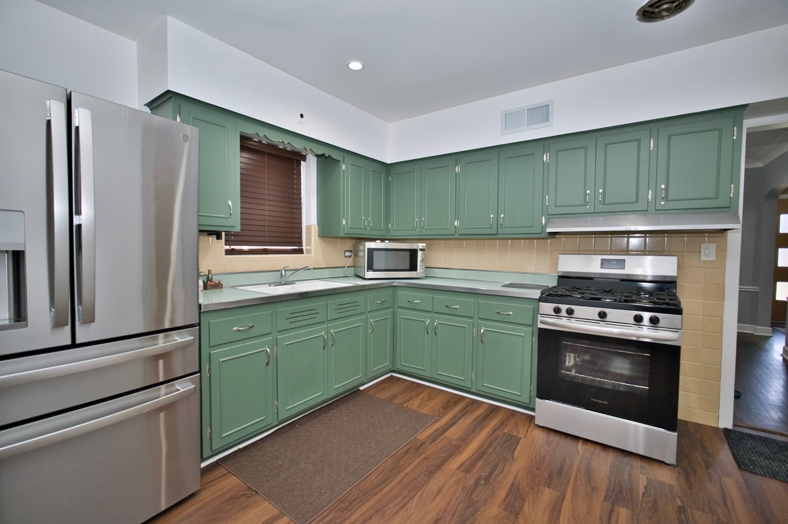 Lincolnwood, Illinois, 60712, United States, 3 Bedrooms Bedrooms, ,2 BathroomsBathrooms,Residential,For Sale,1863685