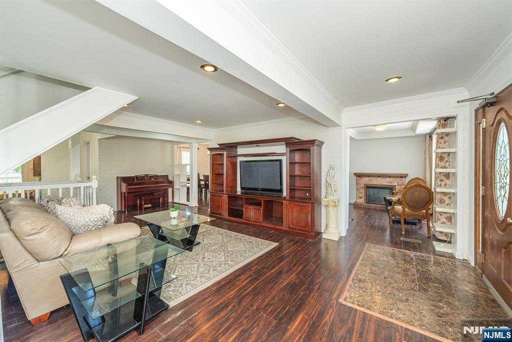 Pompton Lakes, New Jersey, 07442, United States, 3 Bedrooms Bedrooms, ,3 BathroomsBathrooms,Residential,For Sale,1875225