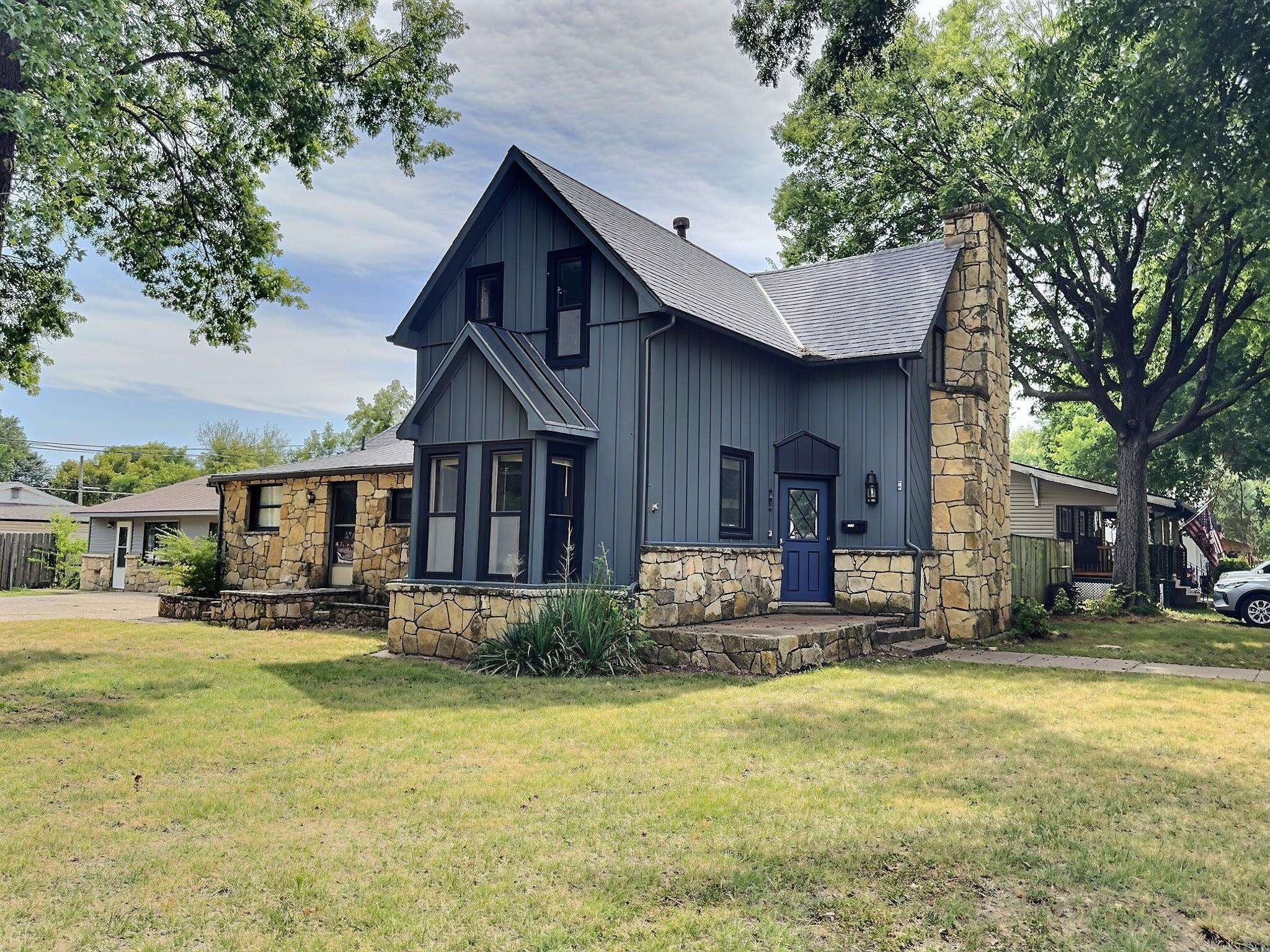15th Ave, Winfield, KS 67156