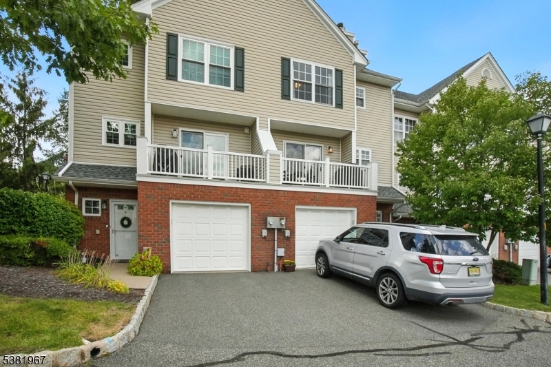 Berkeley Heights Twp., New Jersey, 07922, United States, 2 Bedrooms Bedrooms, ,3 BathroomsBathrooms,Residential,For Sale,1939510