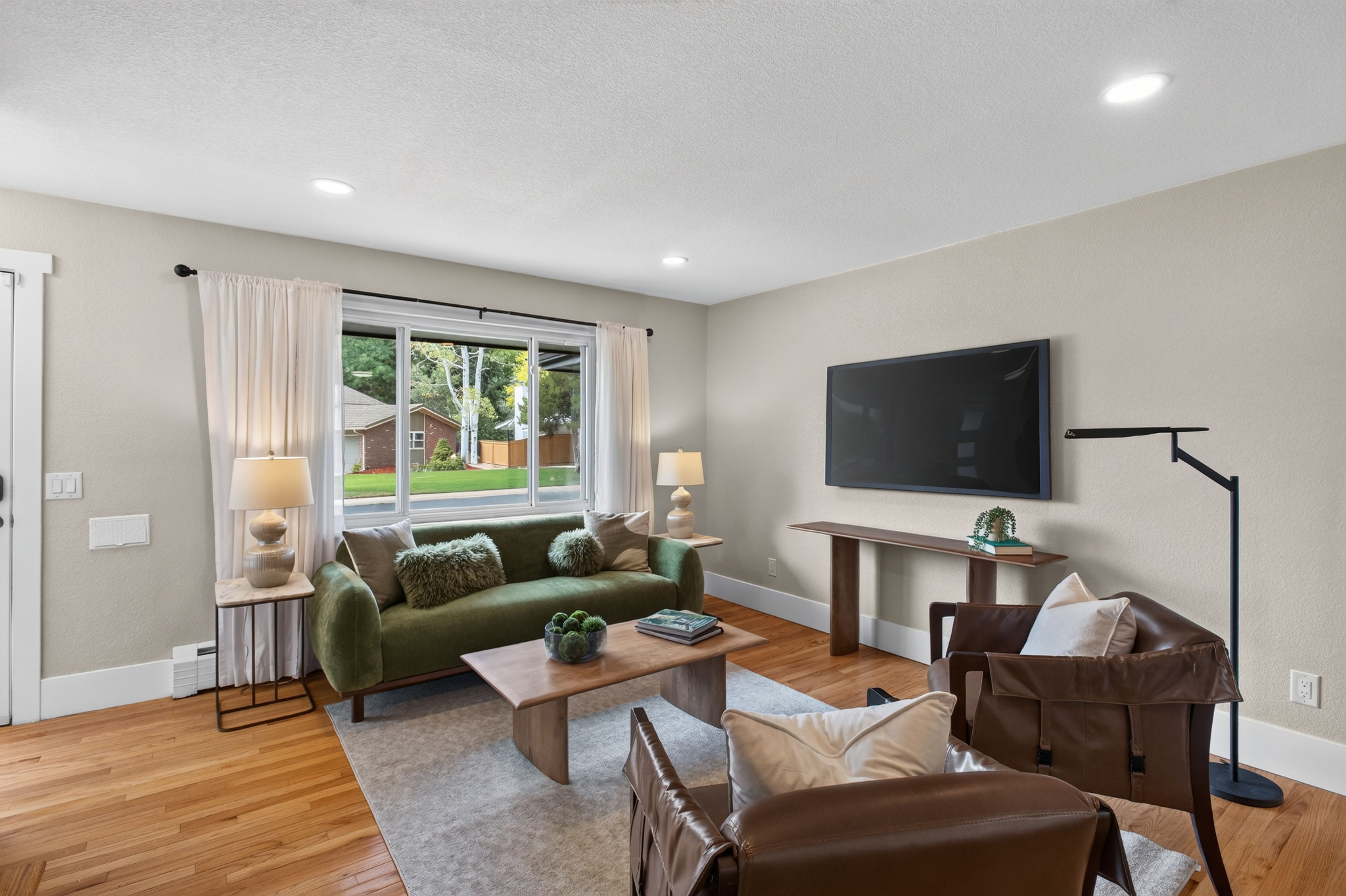  Updated, move-in ready home offers a bright, inviting floor plan - 物件實景