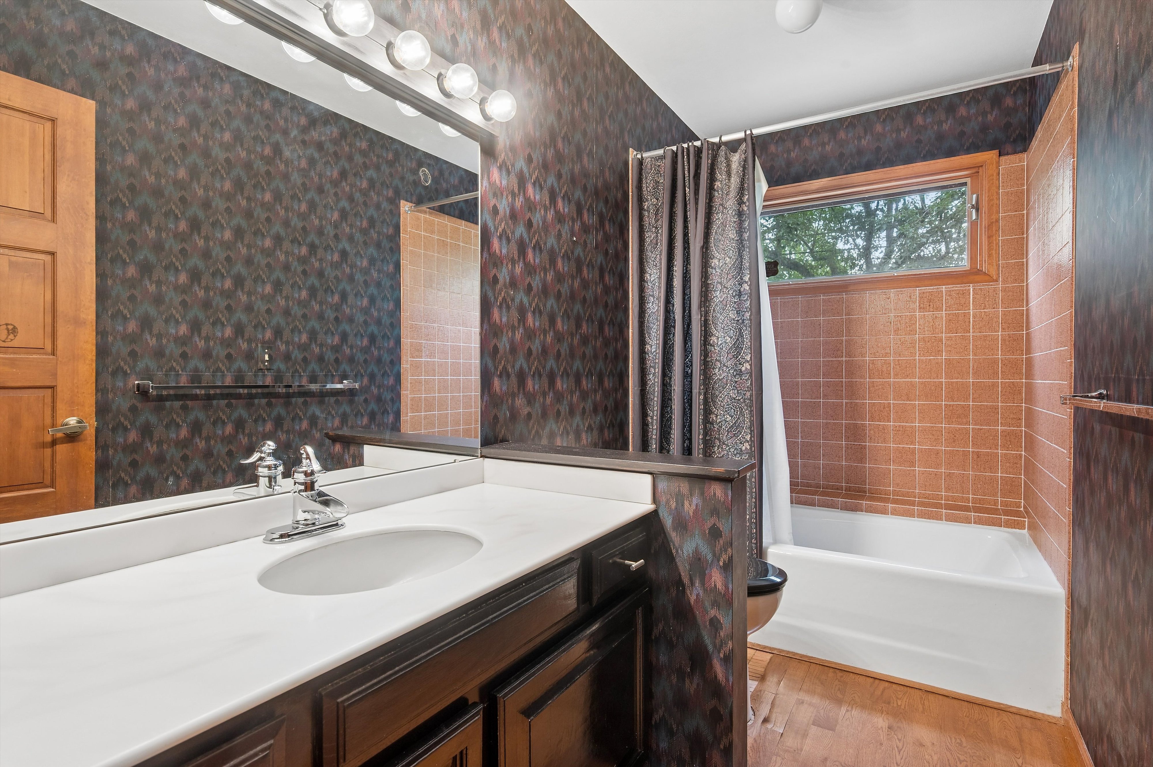  Architecturally distinctive home exudes a warm chalet and alpine feeling - 物件實景