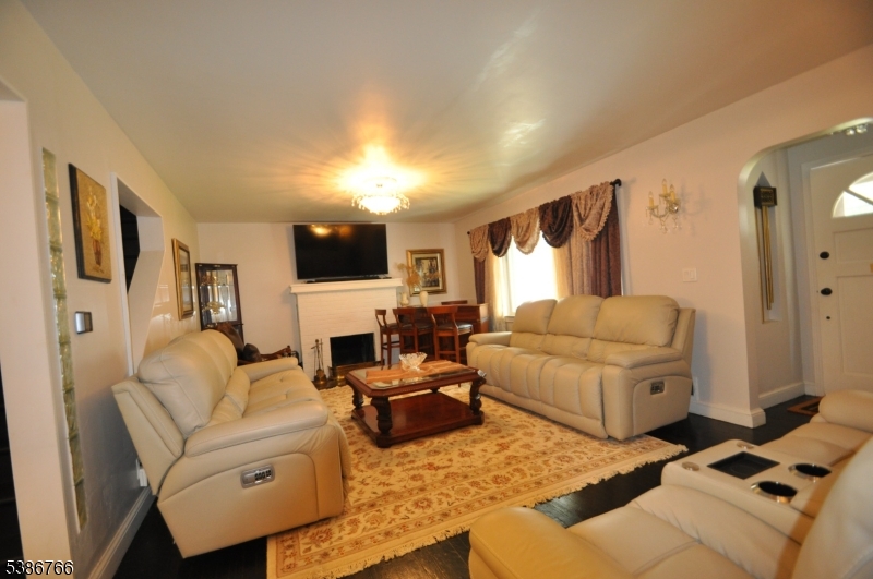 Burlington, Springfield Township`, New Jersey, 07081, United States, 4 Bedrooms Bedrooms, ,3 BathroomsBathrooms,Residential,For Sale,1979460