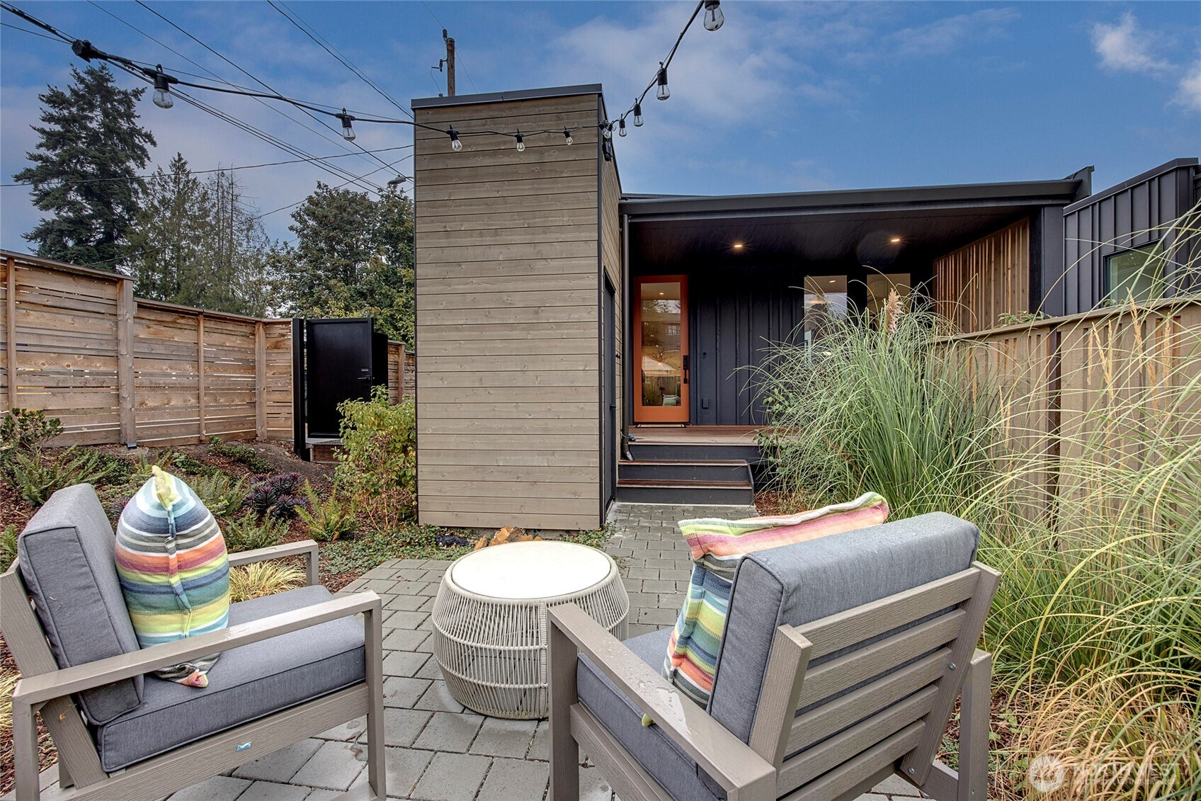 Seattle, Washington, 98199, United States, 2 Bedrooms Bedrooms, ,1 BathroomBathrooms,Residential,For Sale,1950850