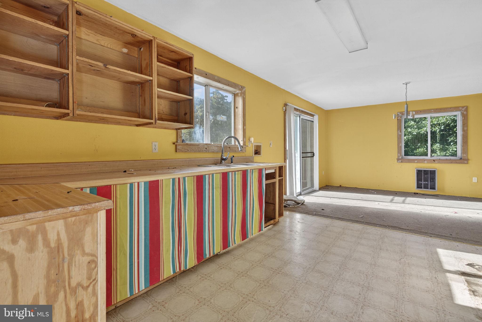 Hume, Virginia, 22639, United States, 7 Bedrooms Bedrooms, ,3 BathroomsBathrooms,Residential,For Sale,1943038