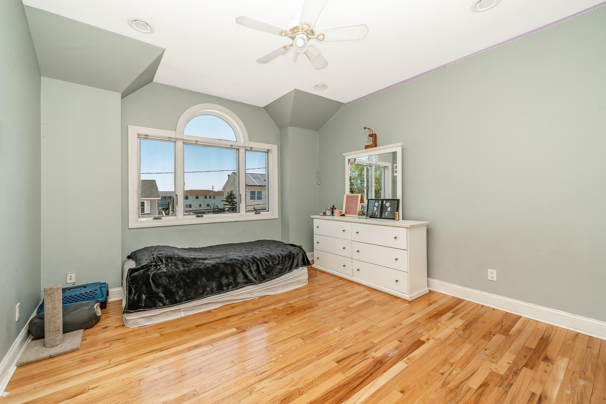 Seaford, New York, 11783, United States, 5 Bedrooms Bedrooms, ,3 BathroomsBathrooms,Residential,For Sale,1943505