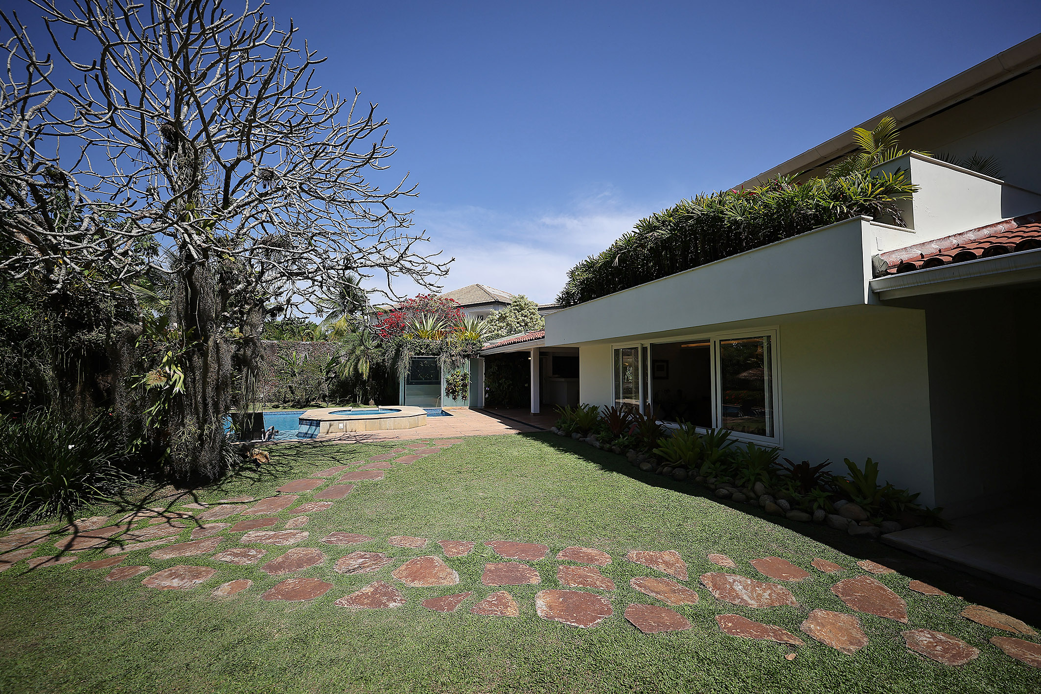  House with a pool and gourmet area in Condomínio Santa Helena - 物件實景